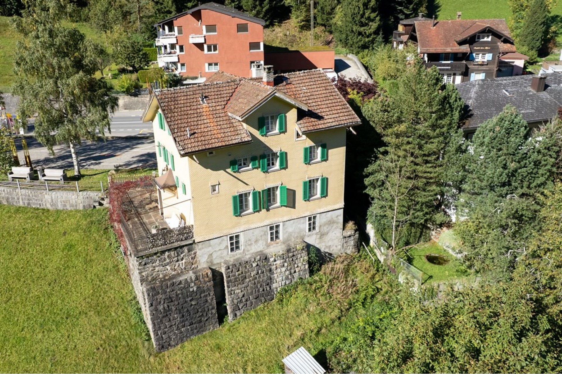 Historisches Wohnhaus mit grünem Fensterläden und steilem Satteldach