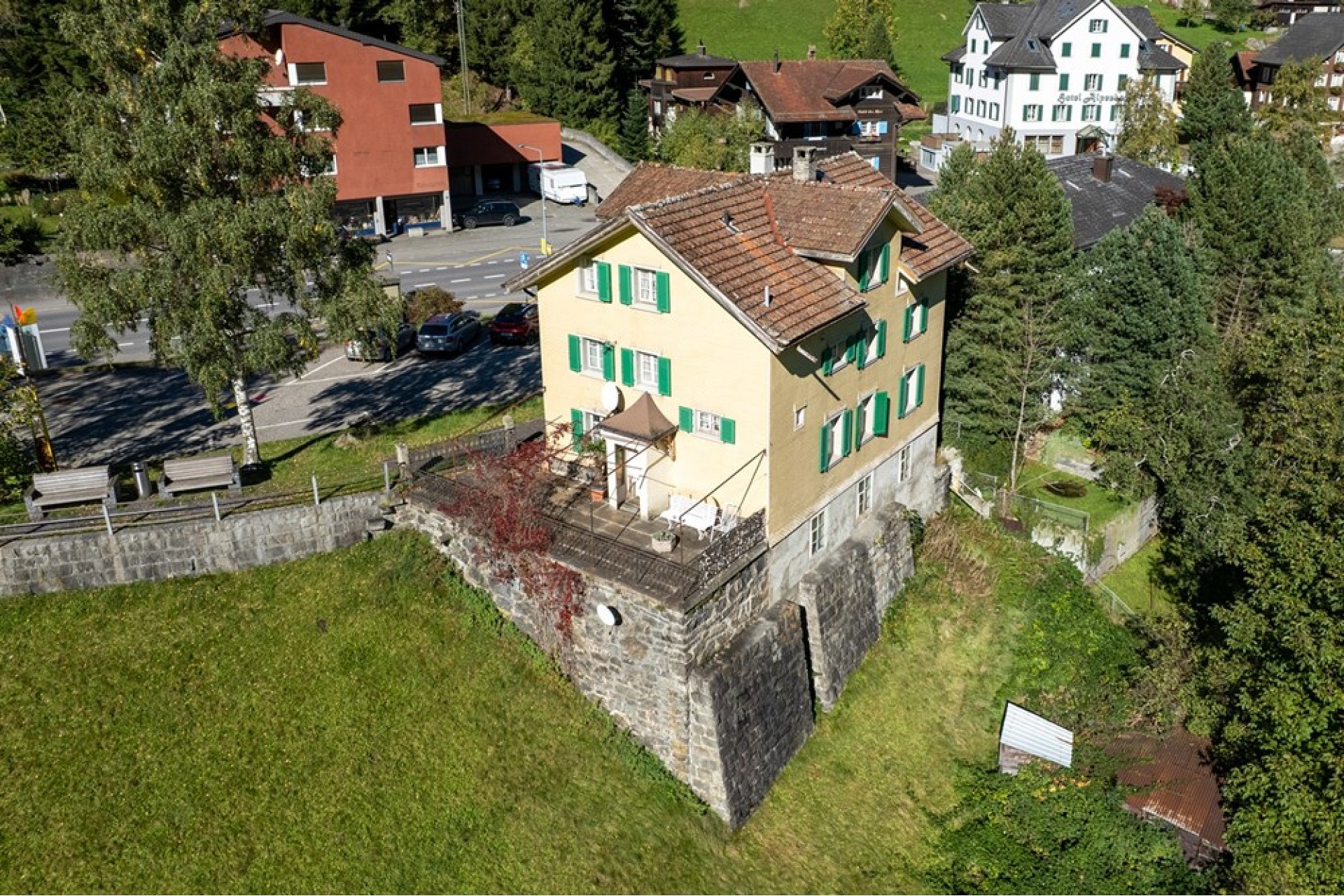 Außenansicht eines Hanghauses mit Garten