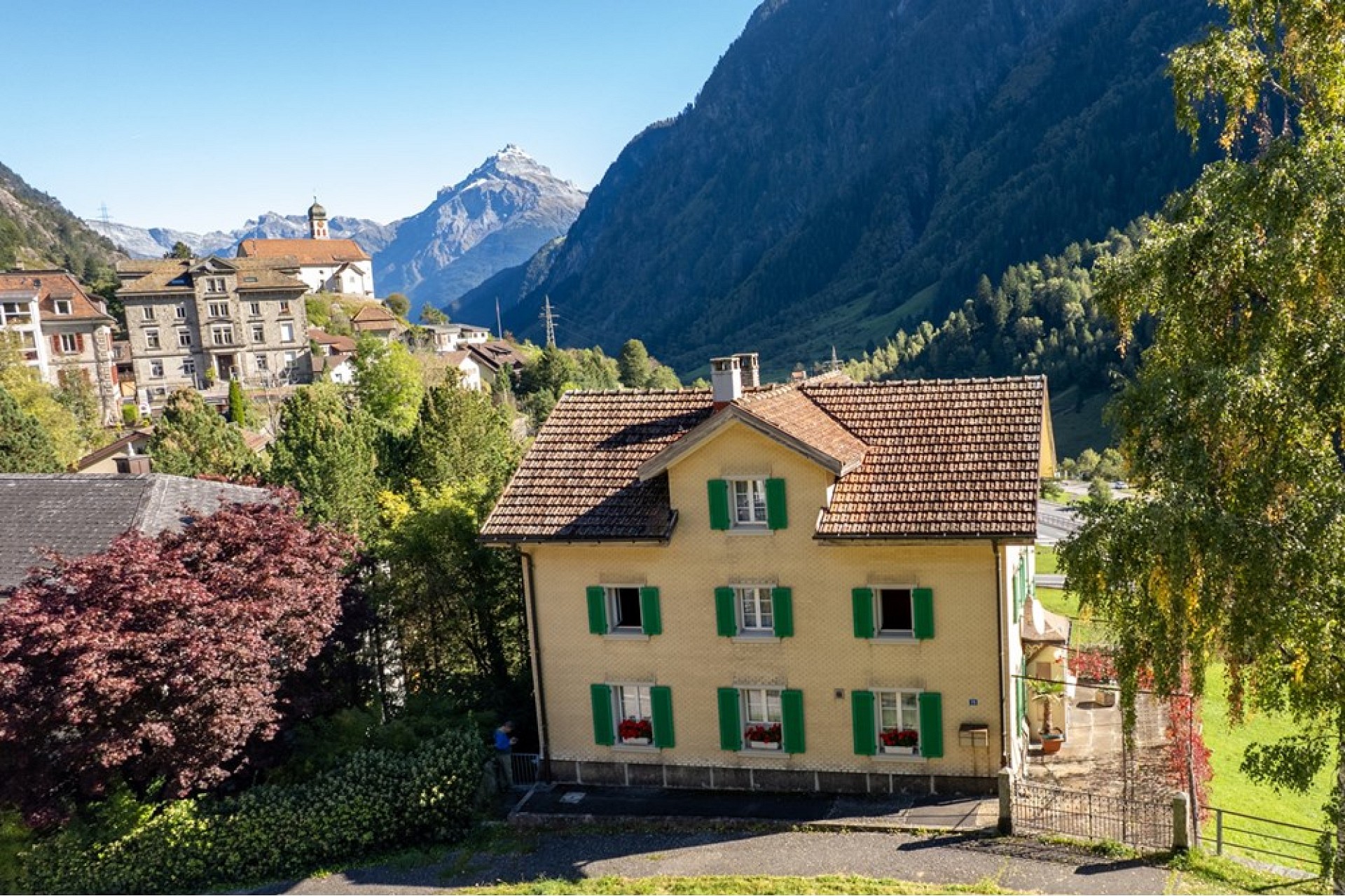 Alpines Wohnhaus mit Bergpanorama
