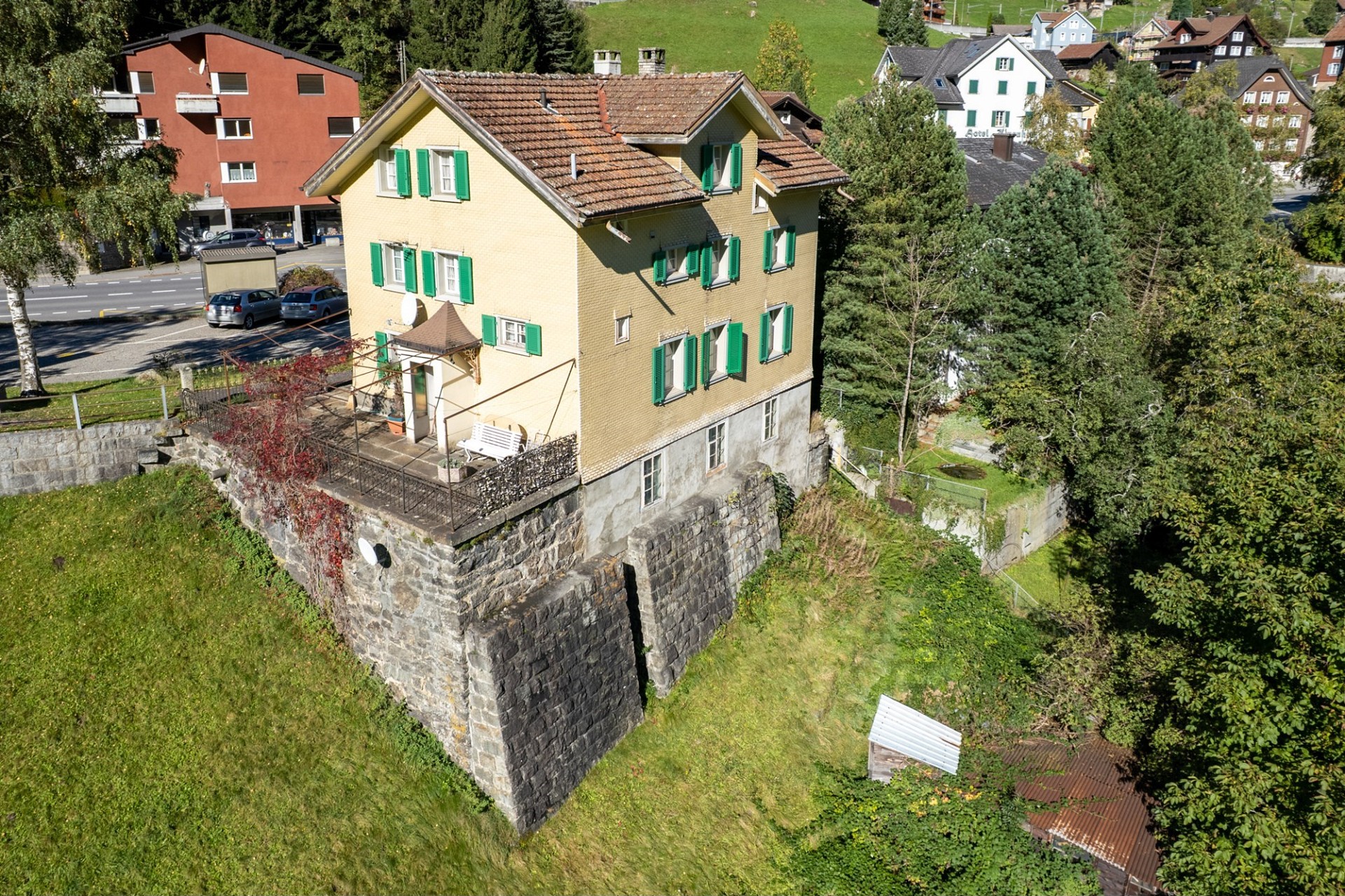 Luftaufnahme eines Hauses am Hang