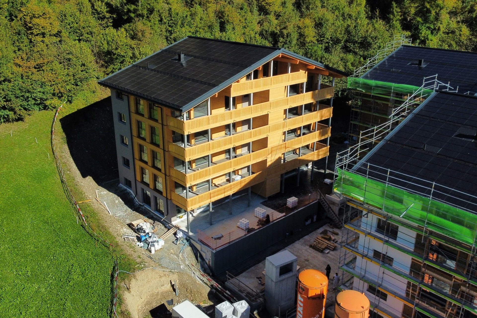 Luftaufnahme einer Holzwohnanlage im Bau
