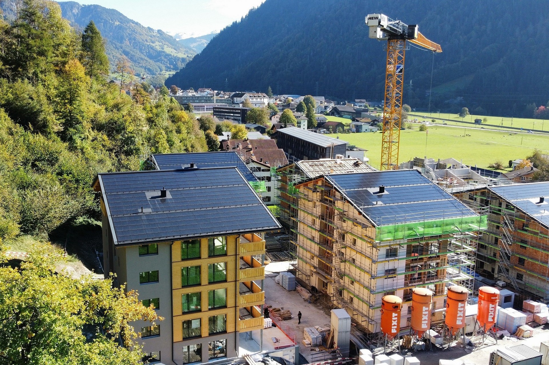 Bergtal mit Neubauwohnungen und Baustelle