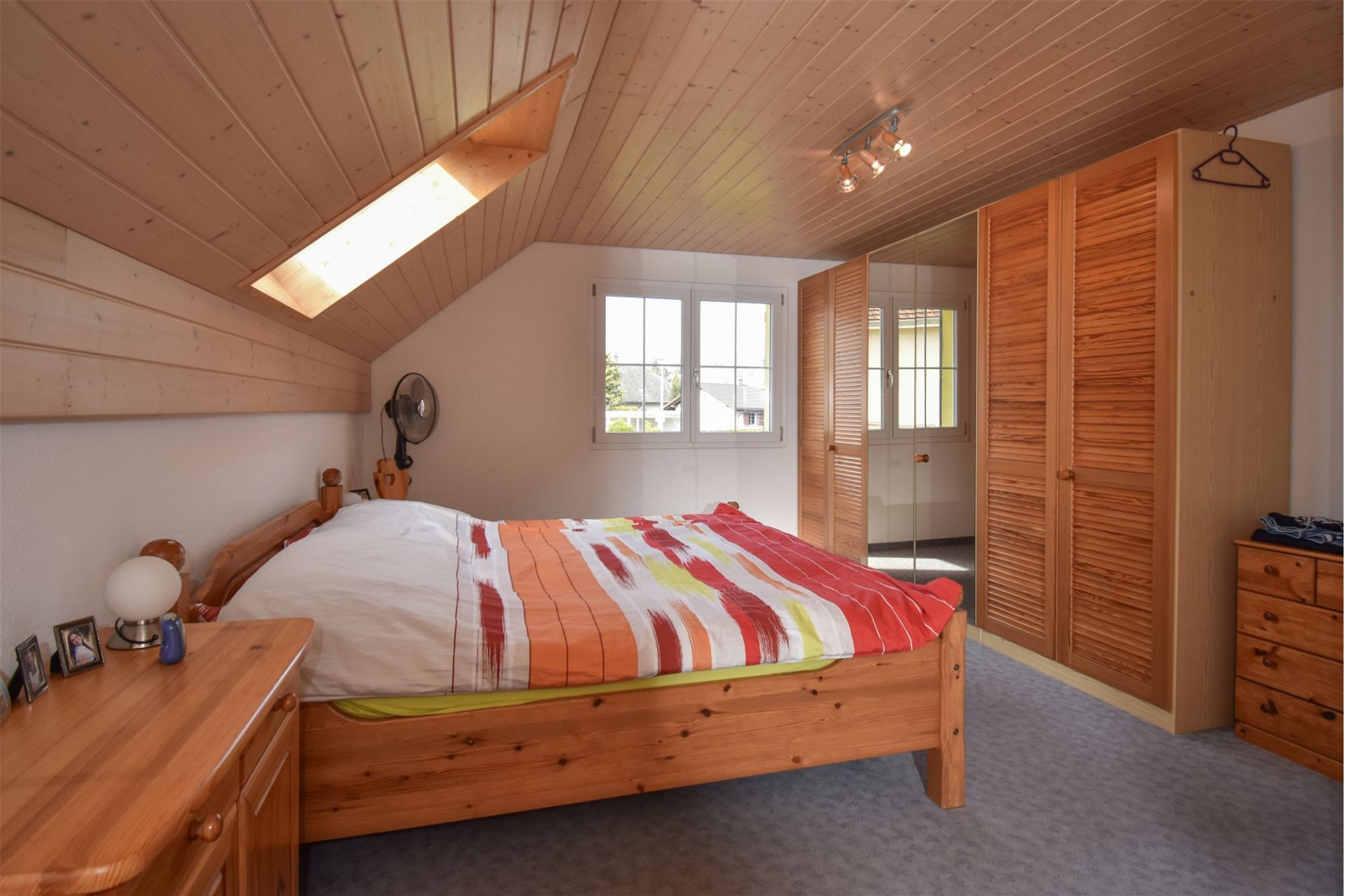 Dachgeschoss-Schlafzimmer mit Holzverkleidung