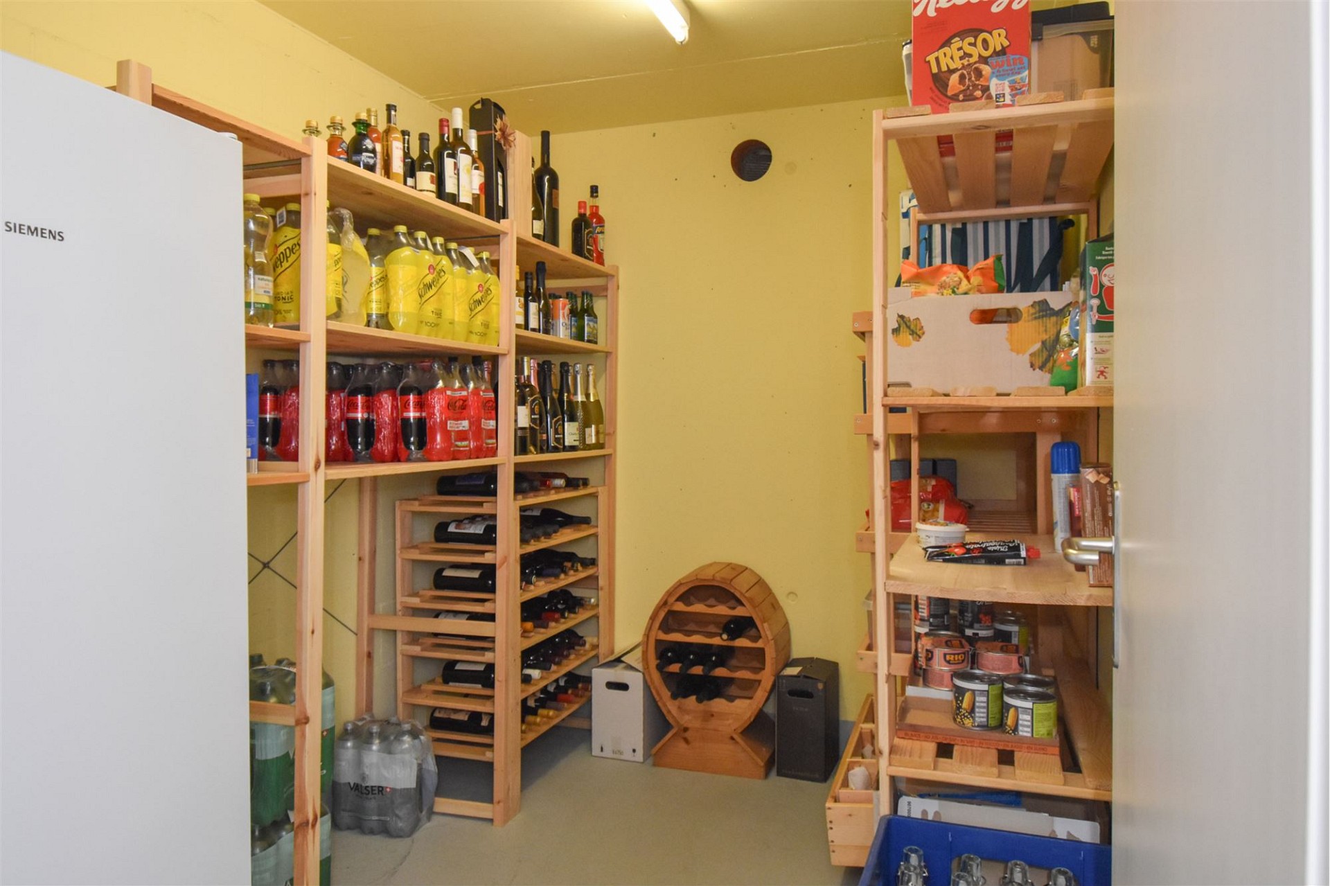 Weinkeller mit Regalen und Vorräten