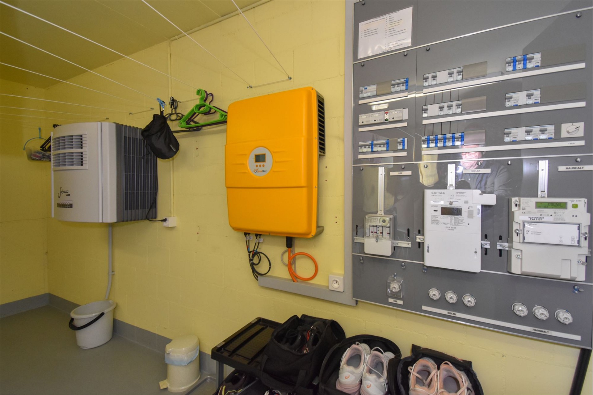 Technikraum mit Elektro- und Solaranlage