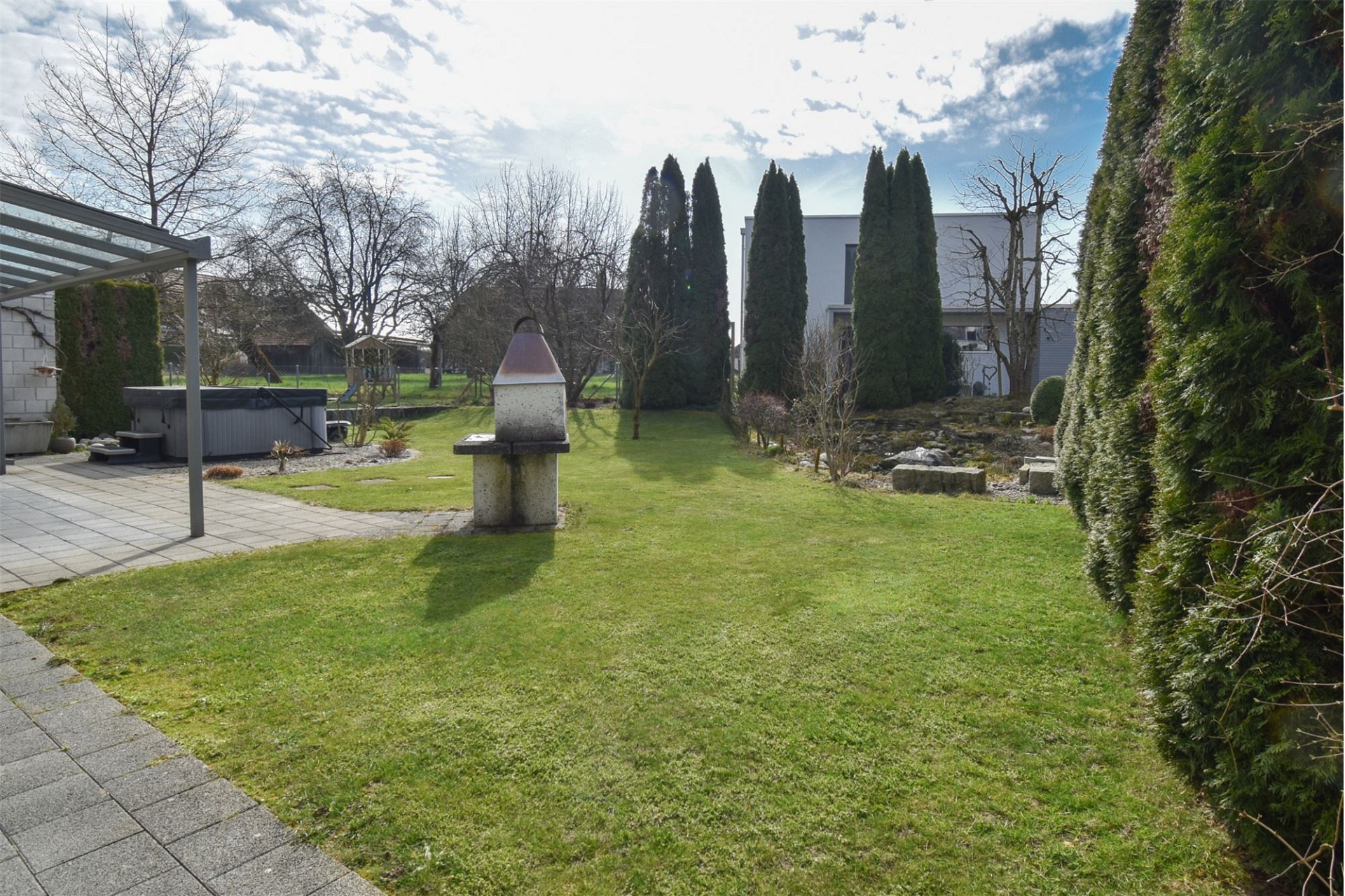 Großer gepflegter Garten mit Terrasse und Whirlpool