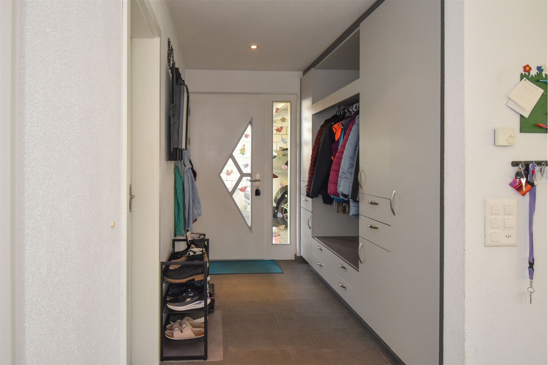 Moderner Eingangsflur mit Garderobe