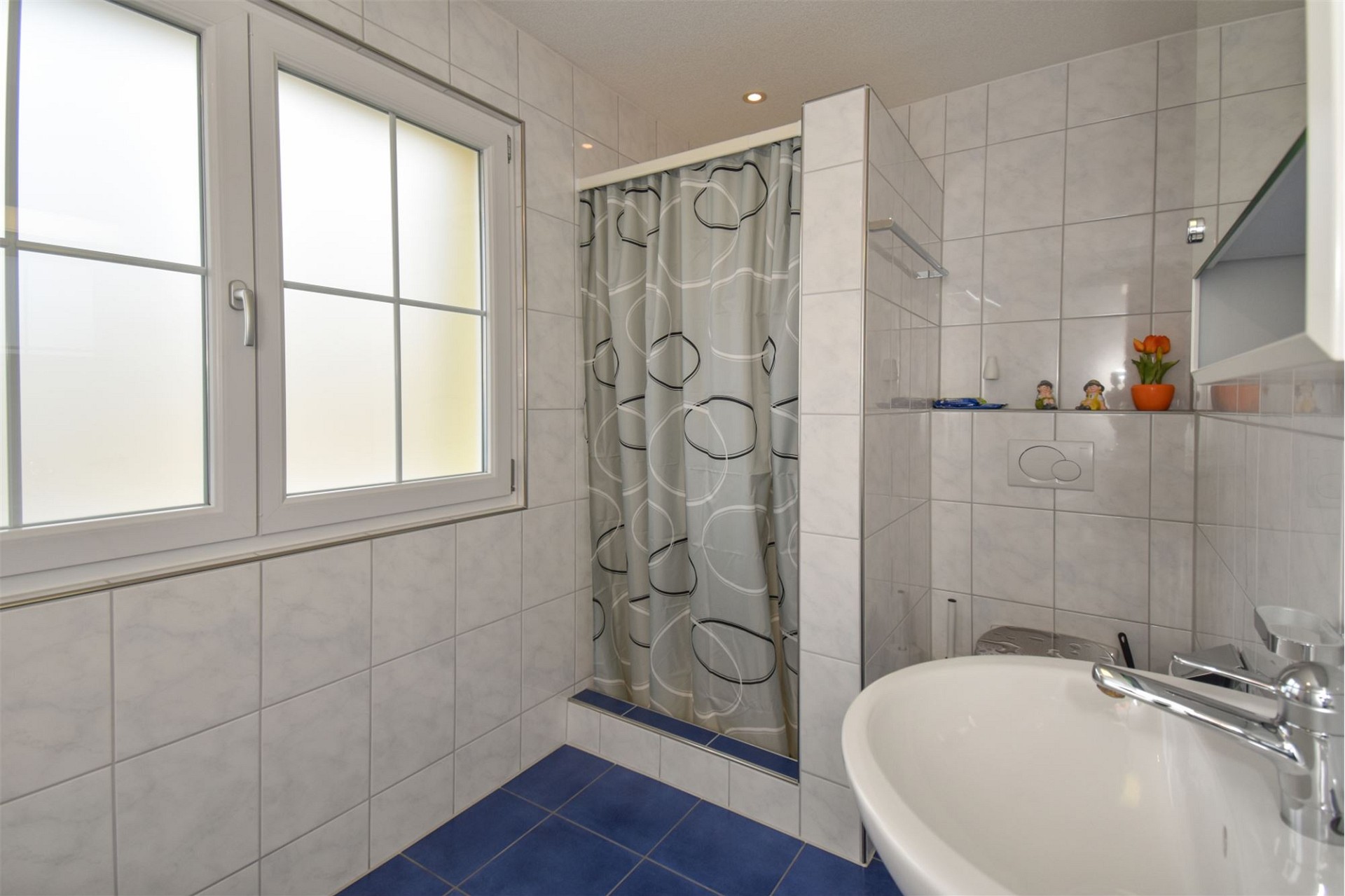 Badezimmer mit Dusche und Fenster