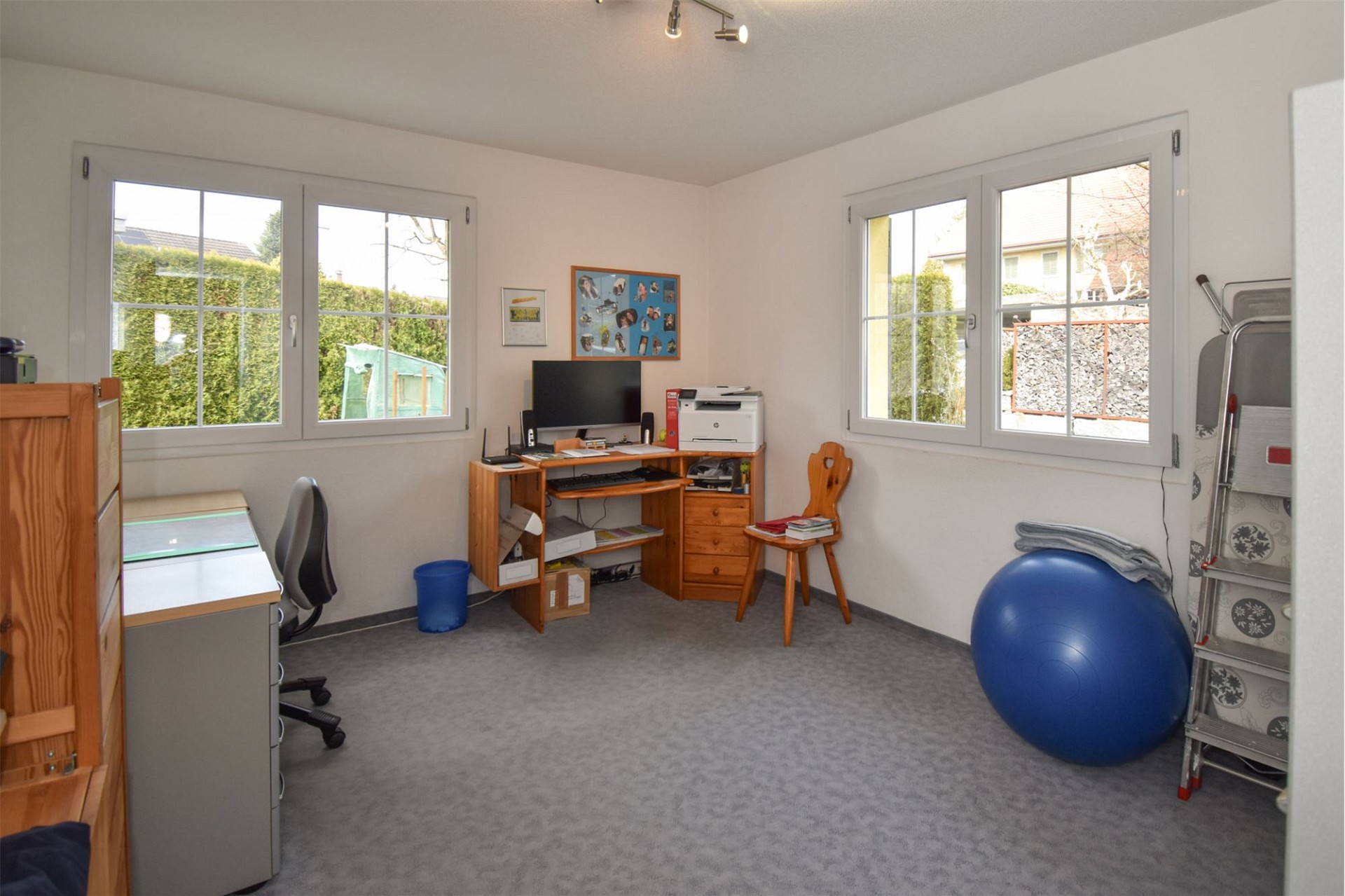 Helles Arbeitszimmer mit zwei Fenstern
