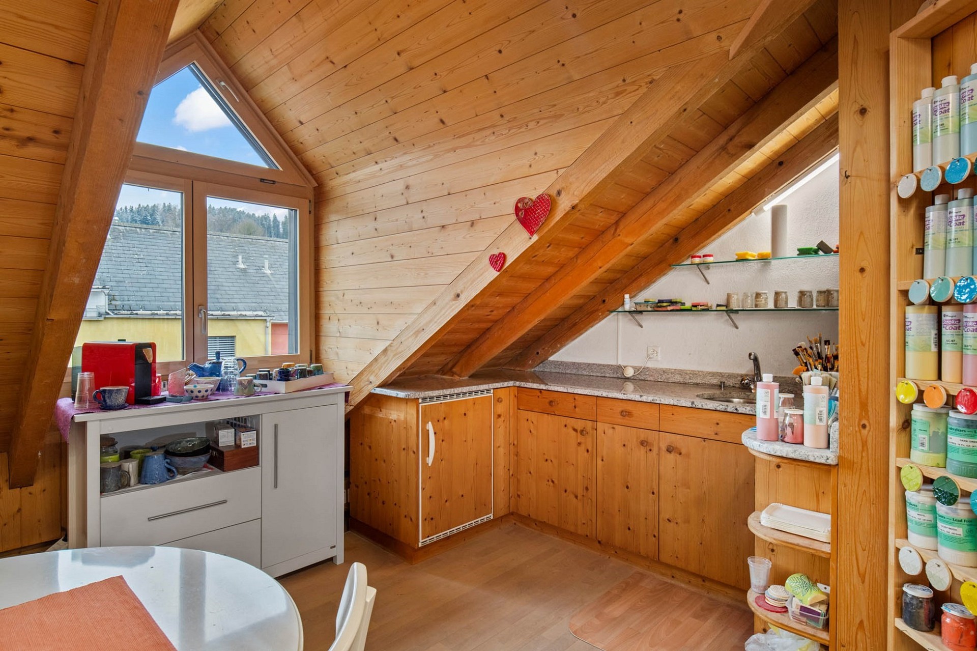 Dachgeschoss-Küchenraum mit Holzverkleidung