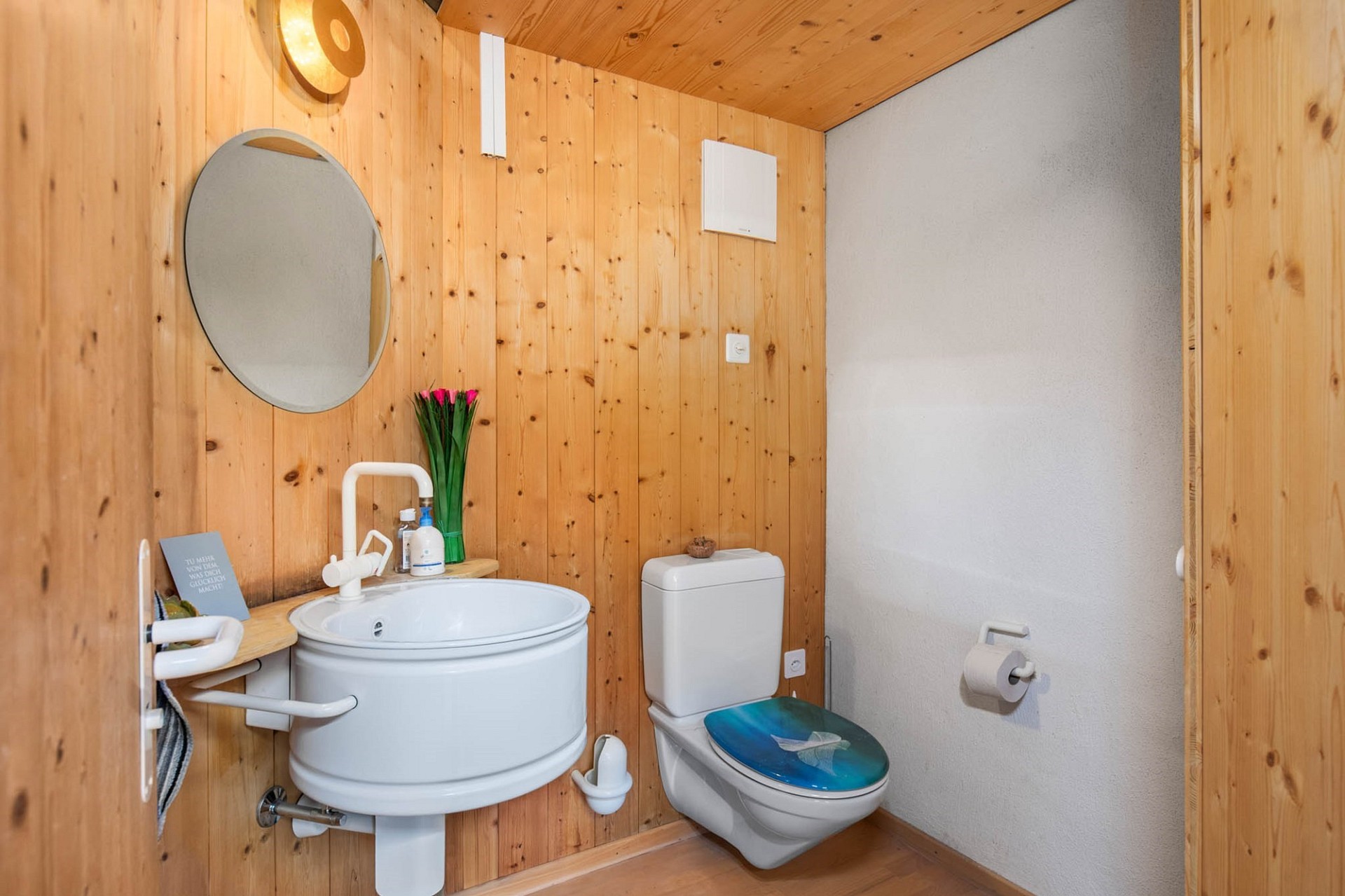 Kleines Badezimmer mit Holzverkleidung