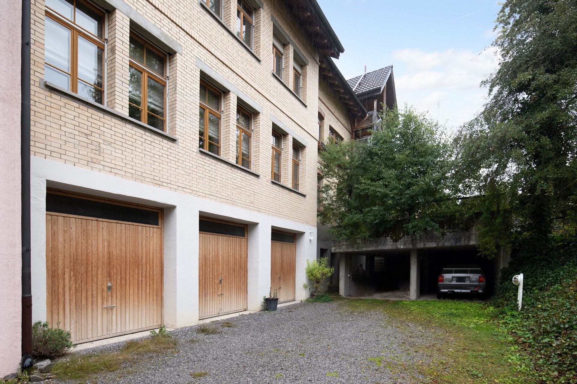 Historisches Mehrfamilienhaus mit Garagenhof