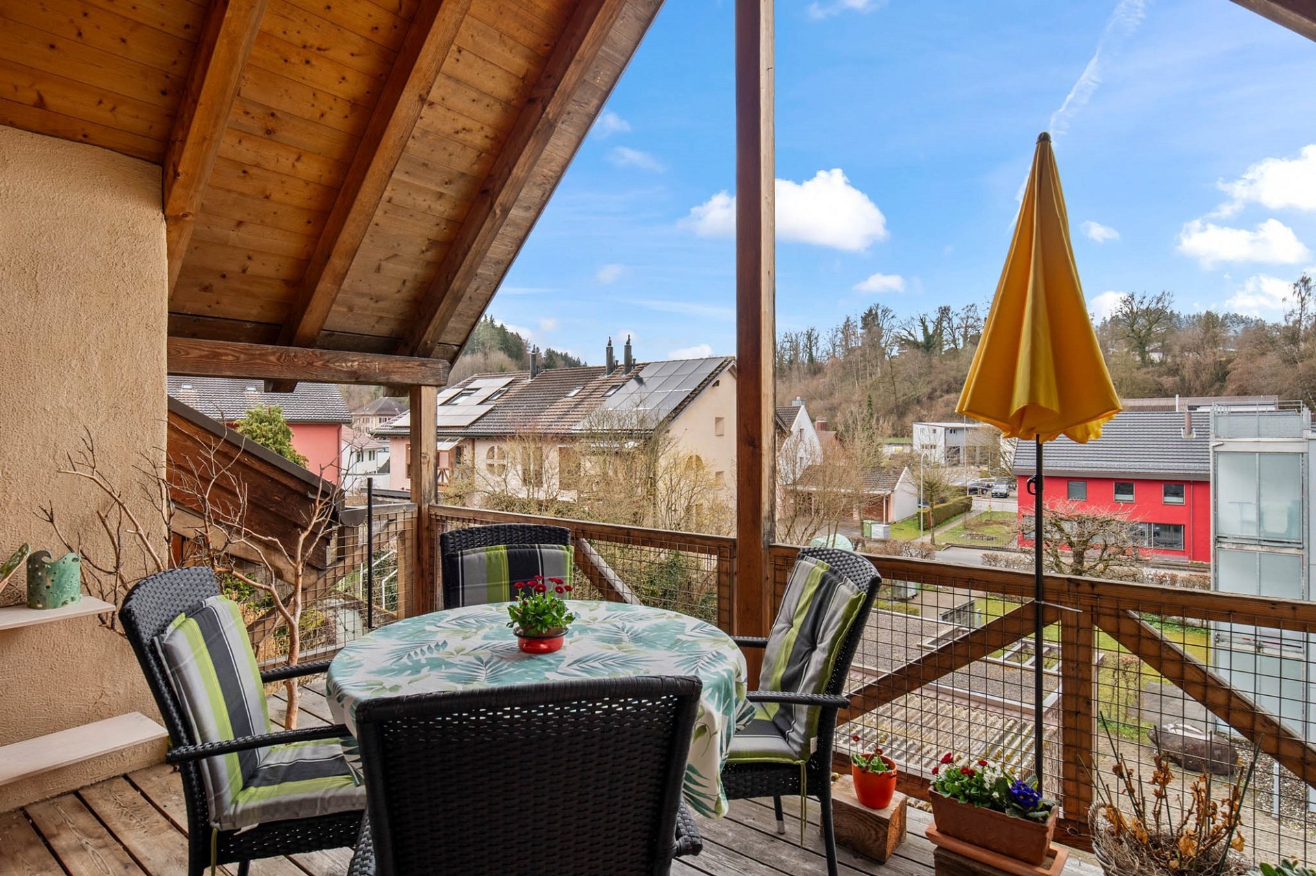 Überdachter Balkon mit Sitzgruppe
