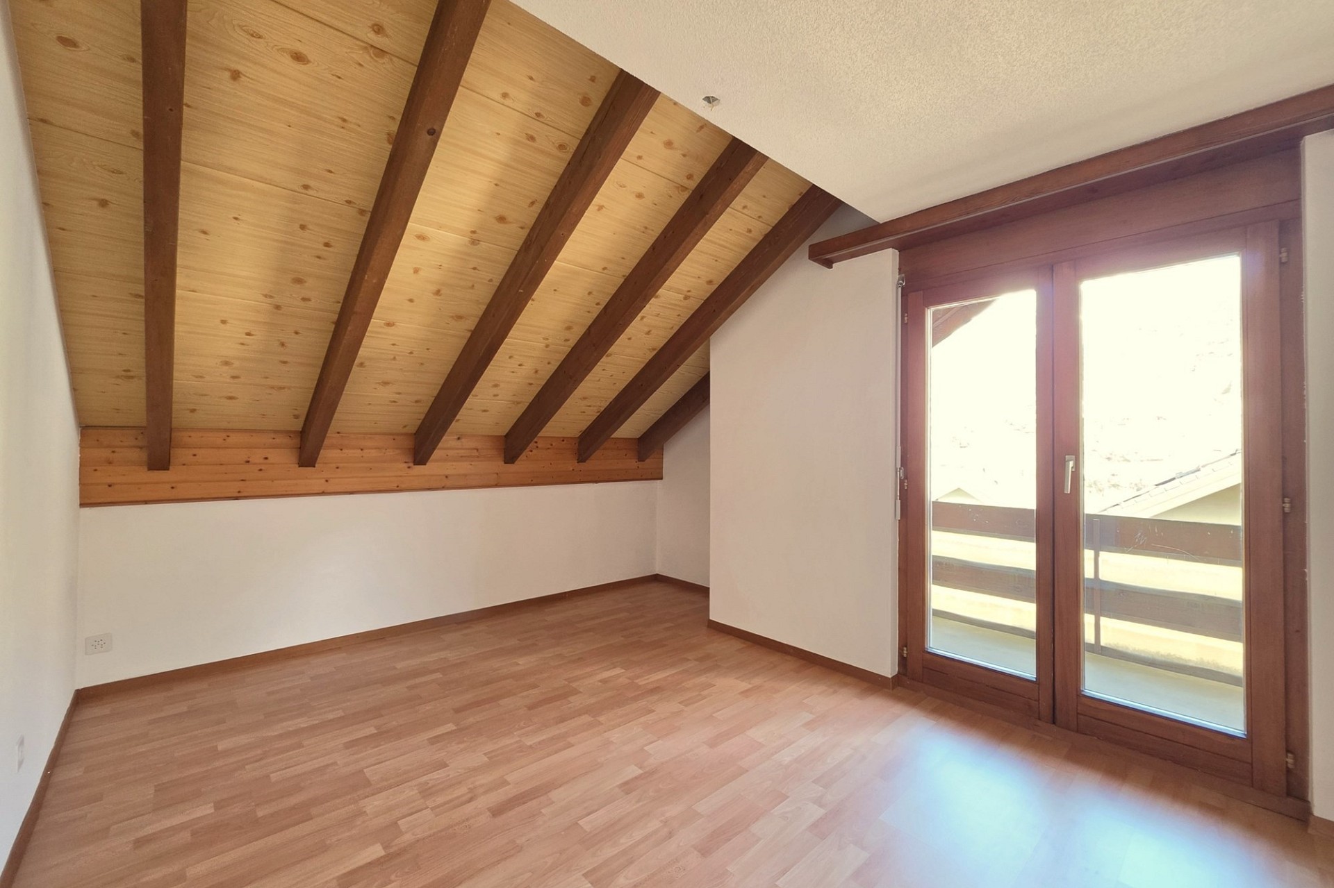Dachgeschossraum mit Holzbalken