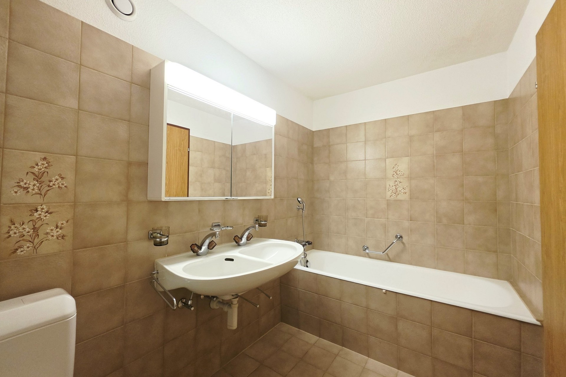 Badezimmer mit Wanne und Doppelwaschbecken