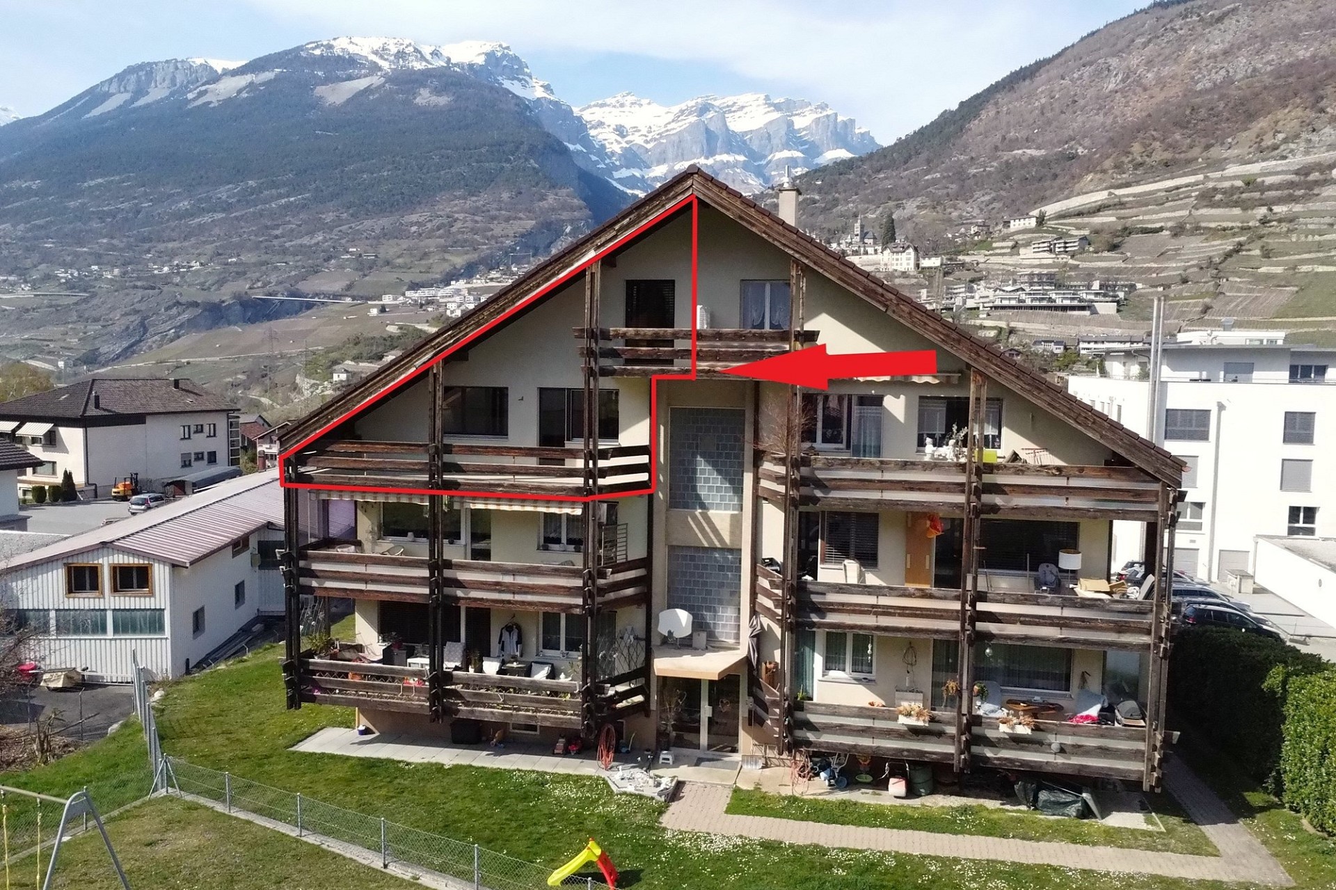Alpenhaus mit Holzbalkonen