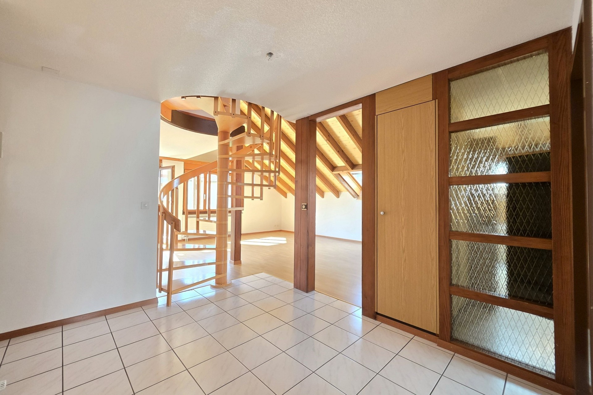 Innenraum mit Wendeltreppe und Dachschrägen