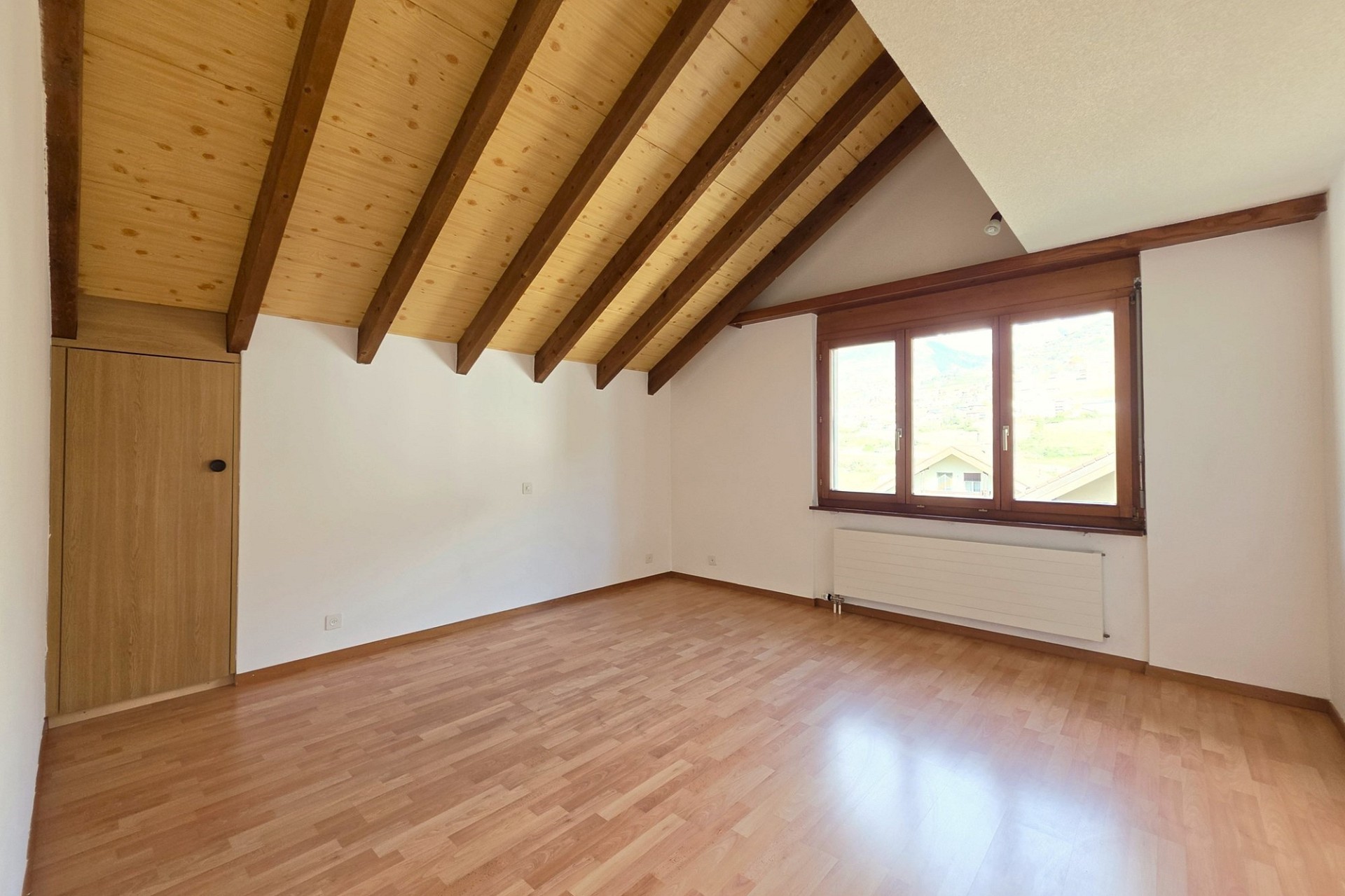 Leerer Dachraum mit Holzbalken