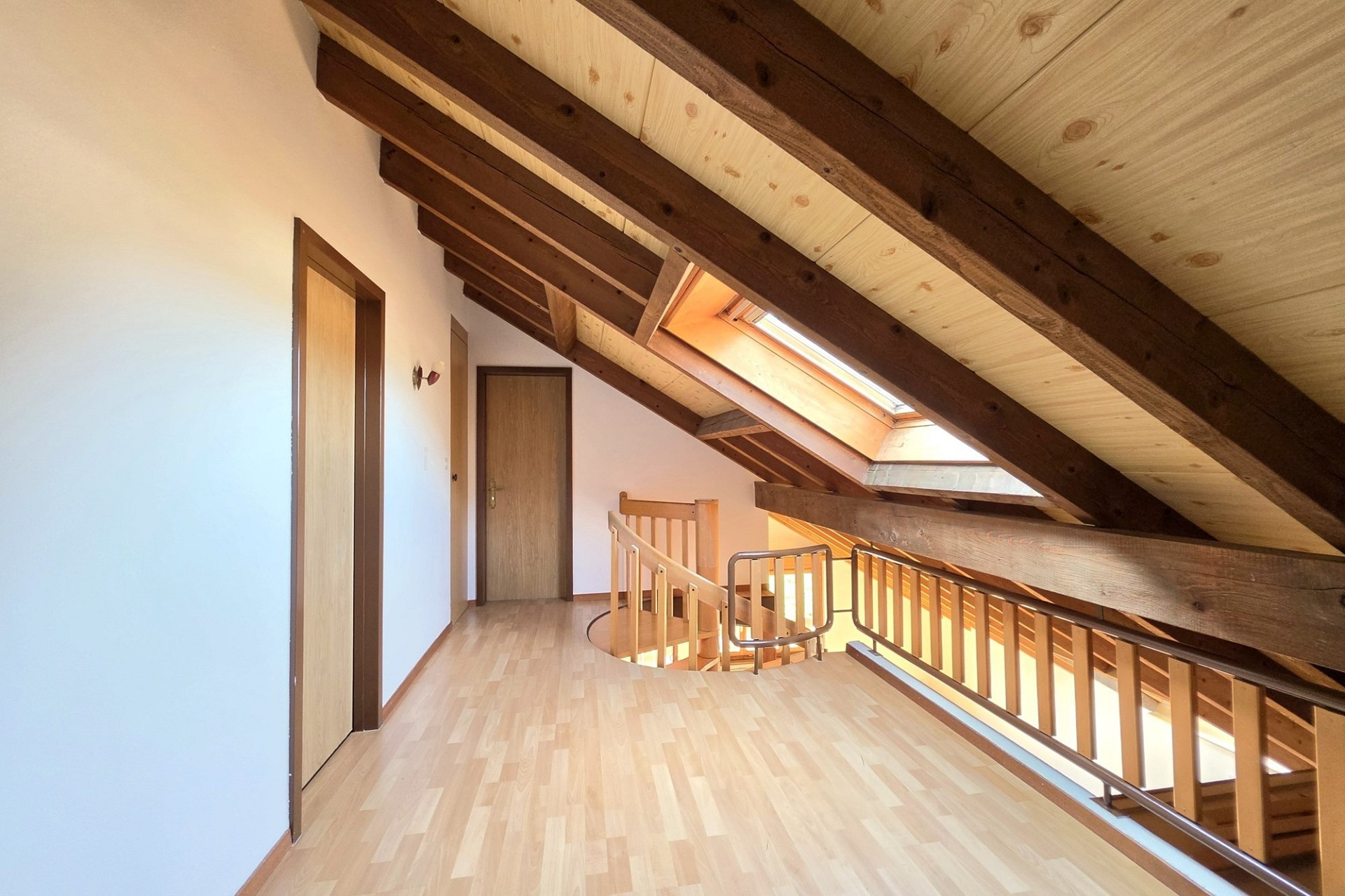 Dachgeschoss-Flur mit Treppe