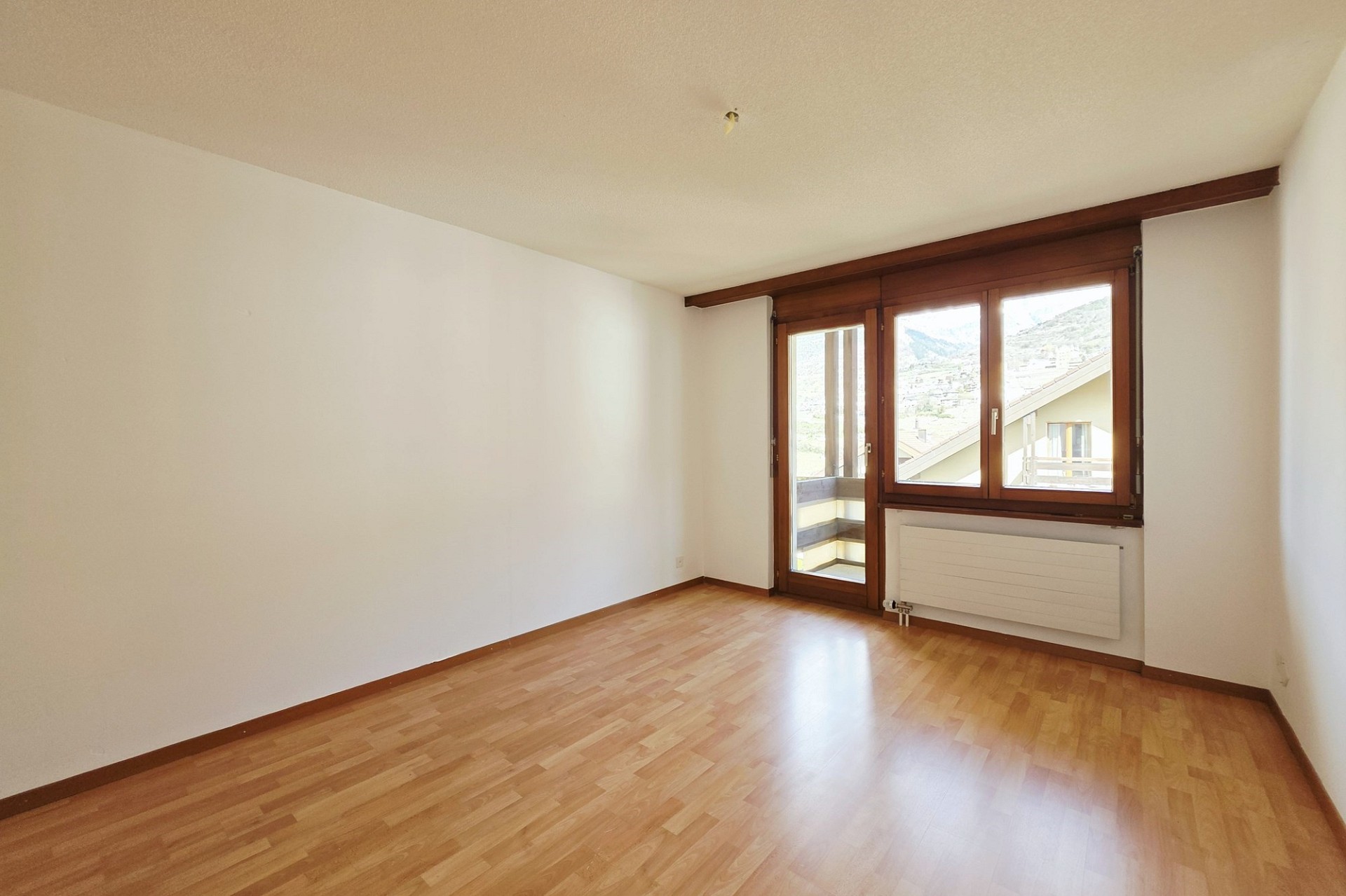 Leeres Zimmer mit Balkonblick