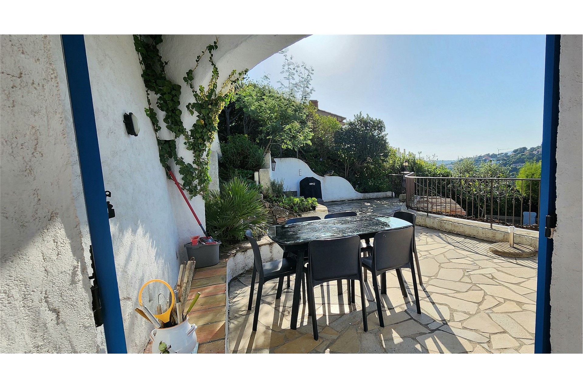 Terrasse mit Essbereich und Ausblick