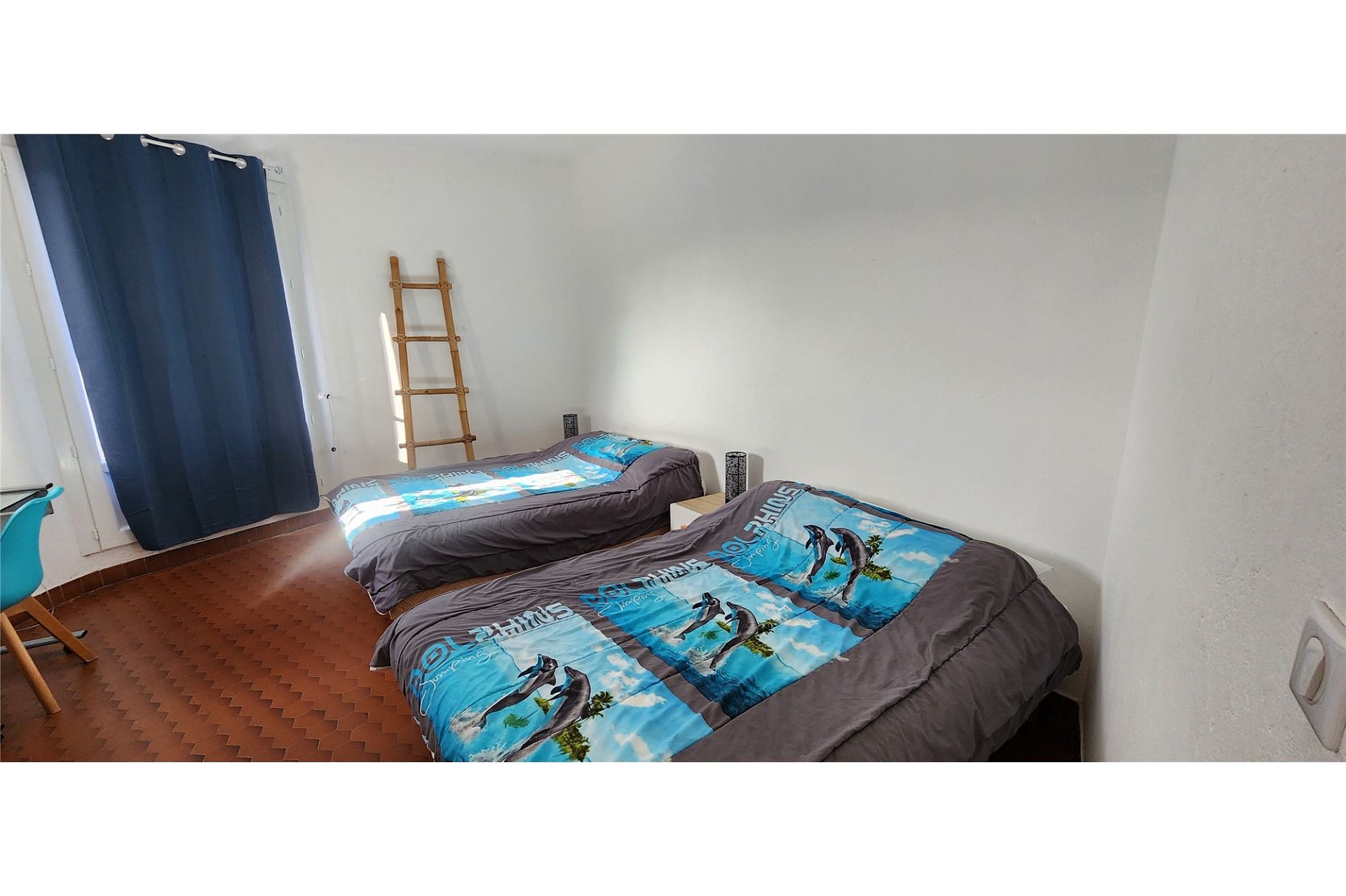 Kleines Schlafzimmer mit zwei Einzelbetten
