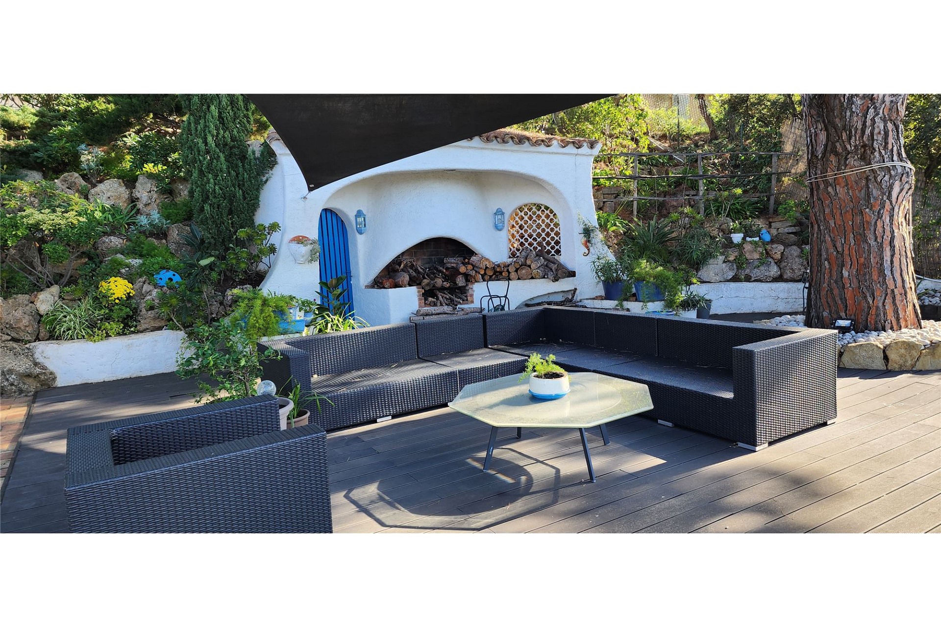 Außenlounge mit Gartenküche und Grill