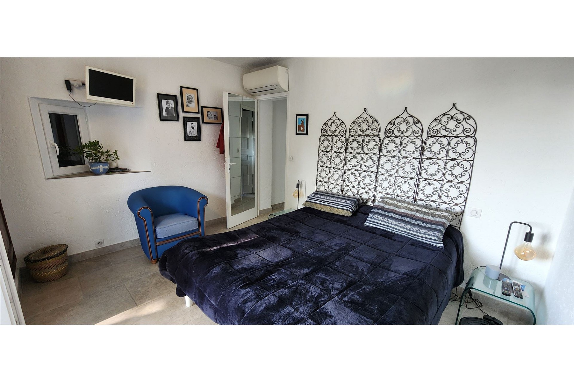 Schlafzimmer mit dekorativem Kopfteil