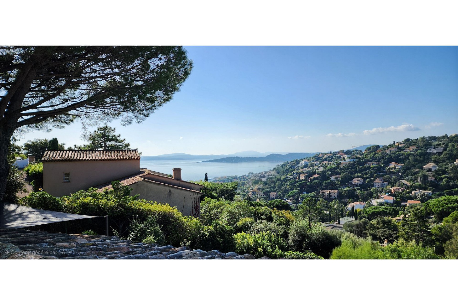 Meerblick über mediterrane Küstenbebauung