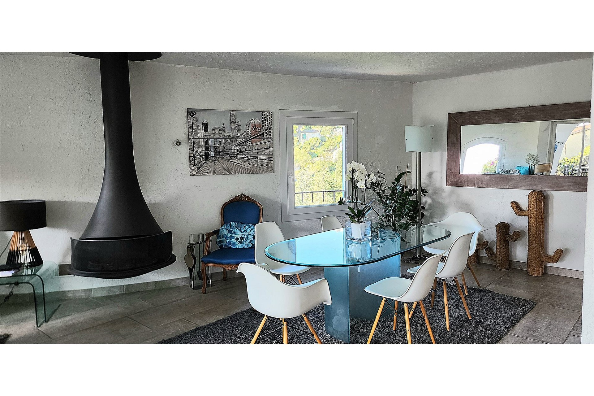 Esszimmer mit moderner Glasoptik und Kamin