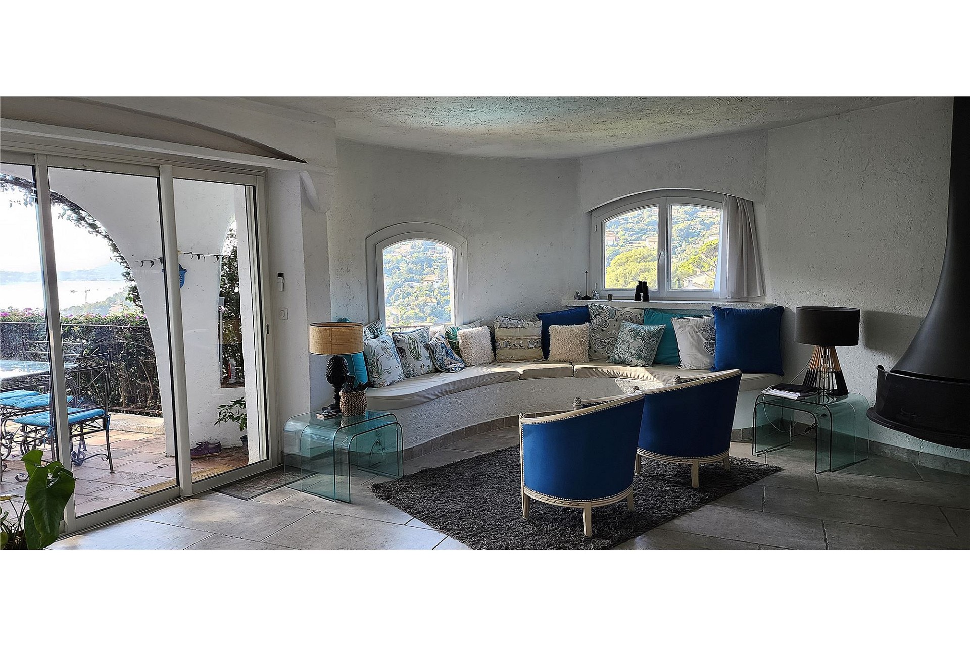 Gemütliches Wohnzimmer mit Aussicht und Terrasse