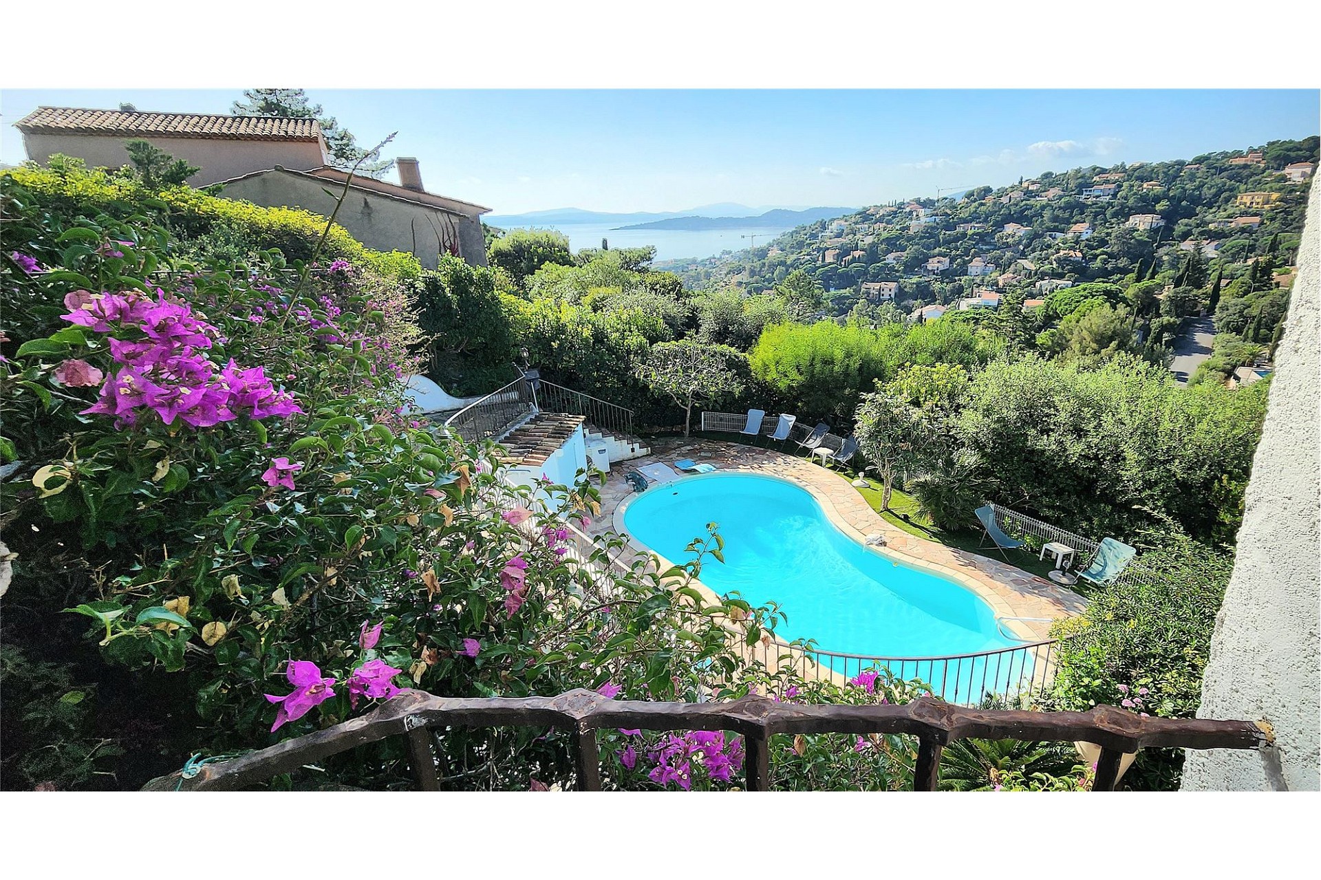 Pool und Meerblick von einem mediterranen Garten