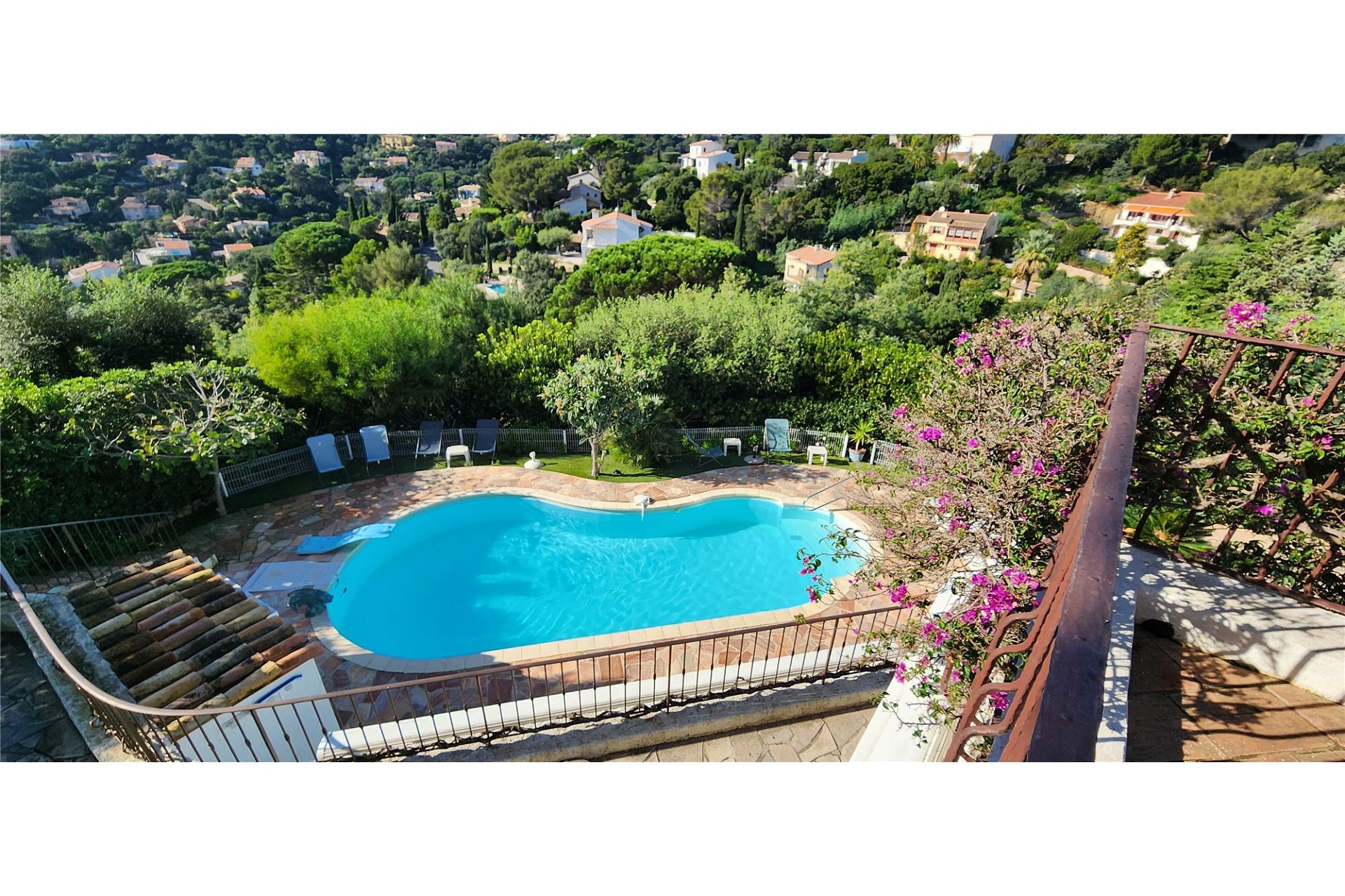 Poolbereich mit Panoramablick