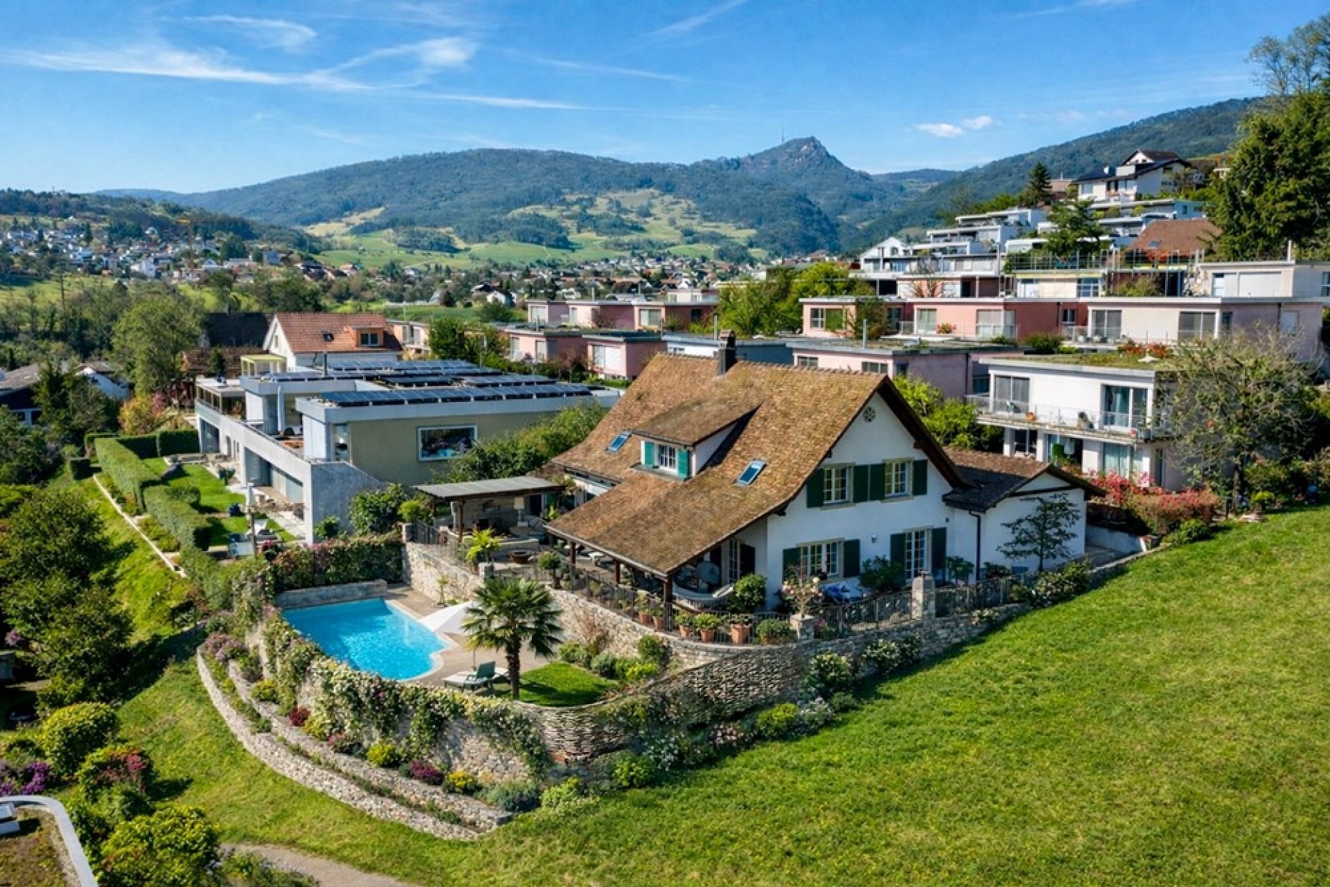 Luftaufnahme eines Hauses mit Pool und Bergblick