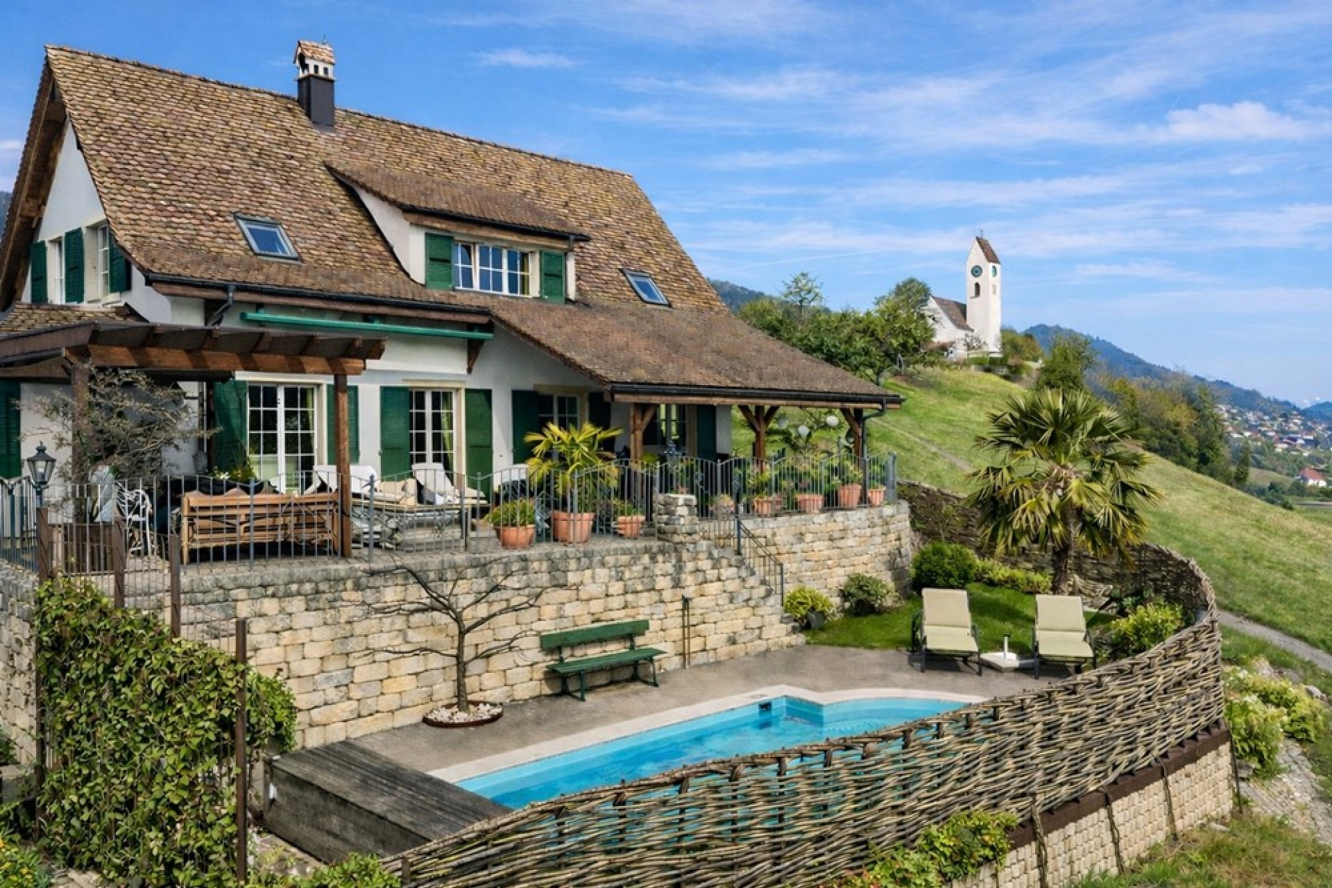 Außenansicht eines Landhauses mit Poolterrasse