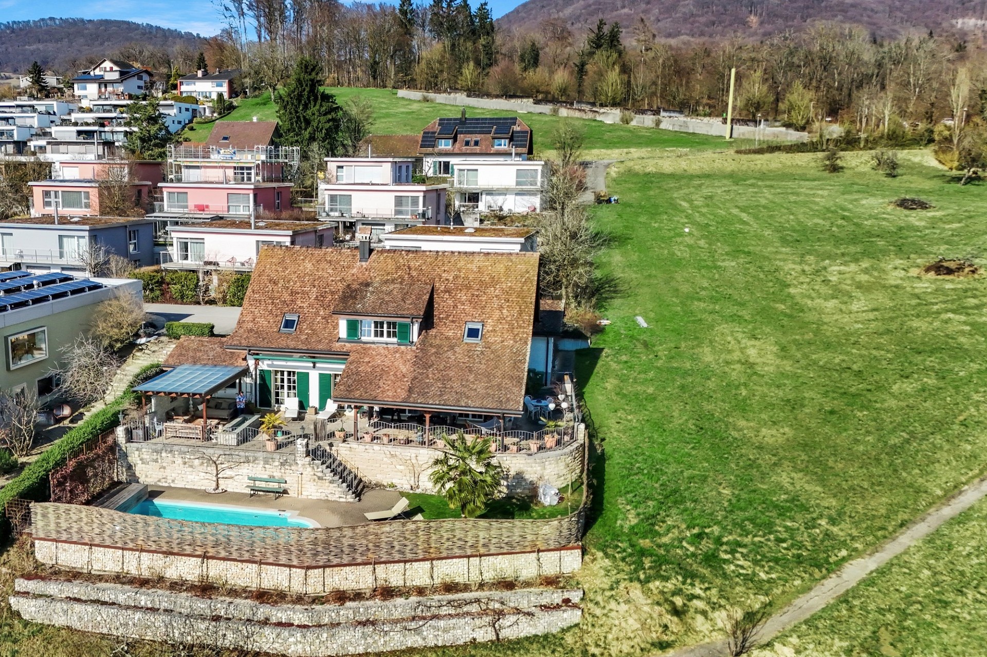 Luftaufnahme eines Hauses mit Pool und Garten