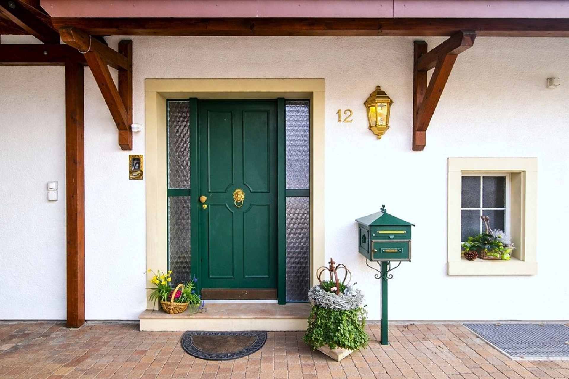 Hauseingang mit grüner Tür