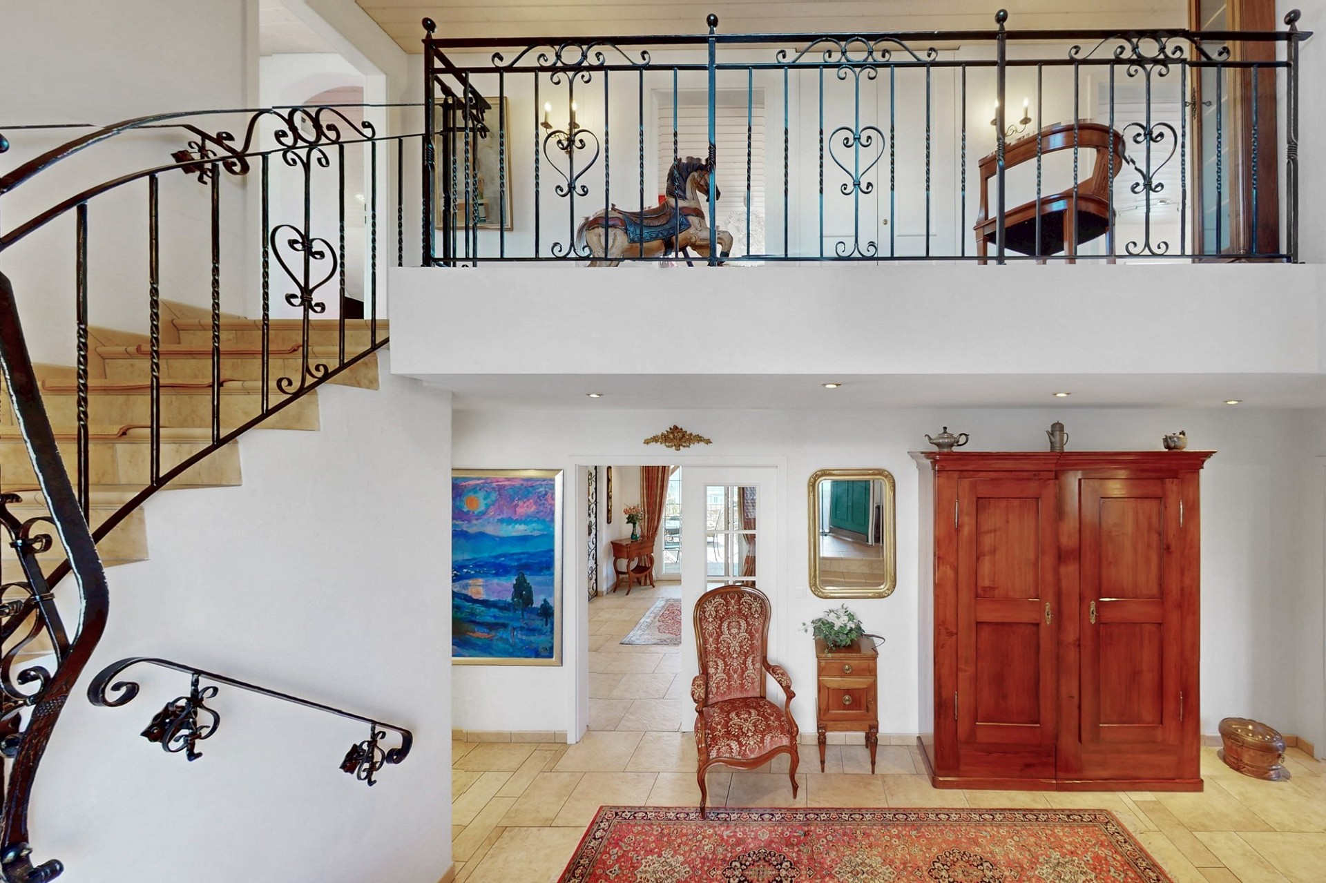 Eleganter Eingangsbereich mit Treppe und Galerie
