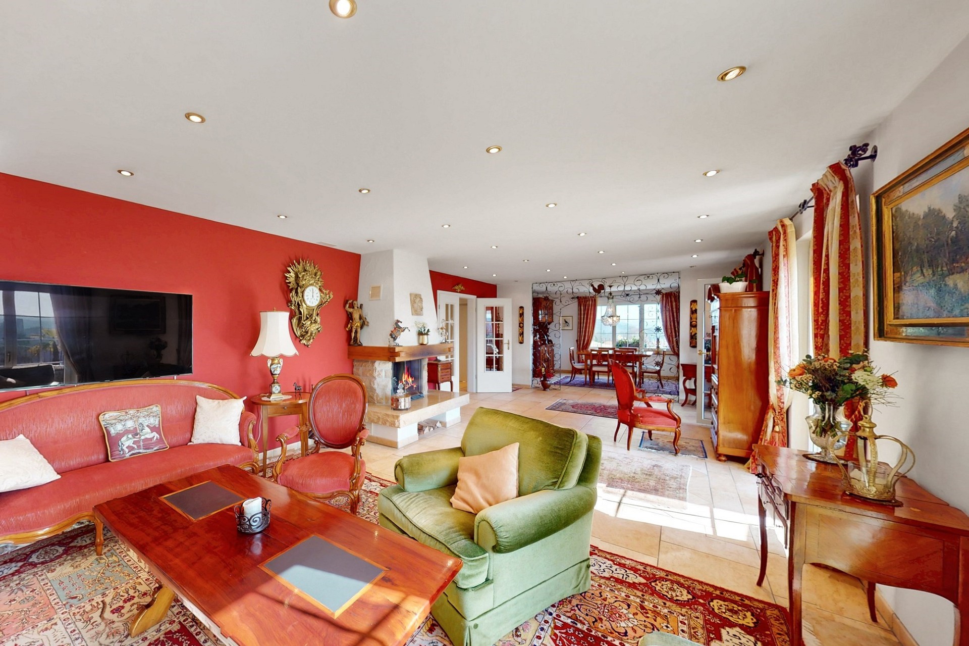 Elegantes Wohn- und Esszimmer mit klassischer Einrichtung