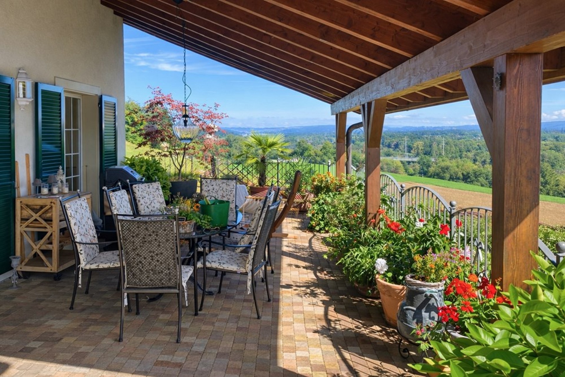 Überdachte Terrasse mit Gartenblick