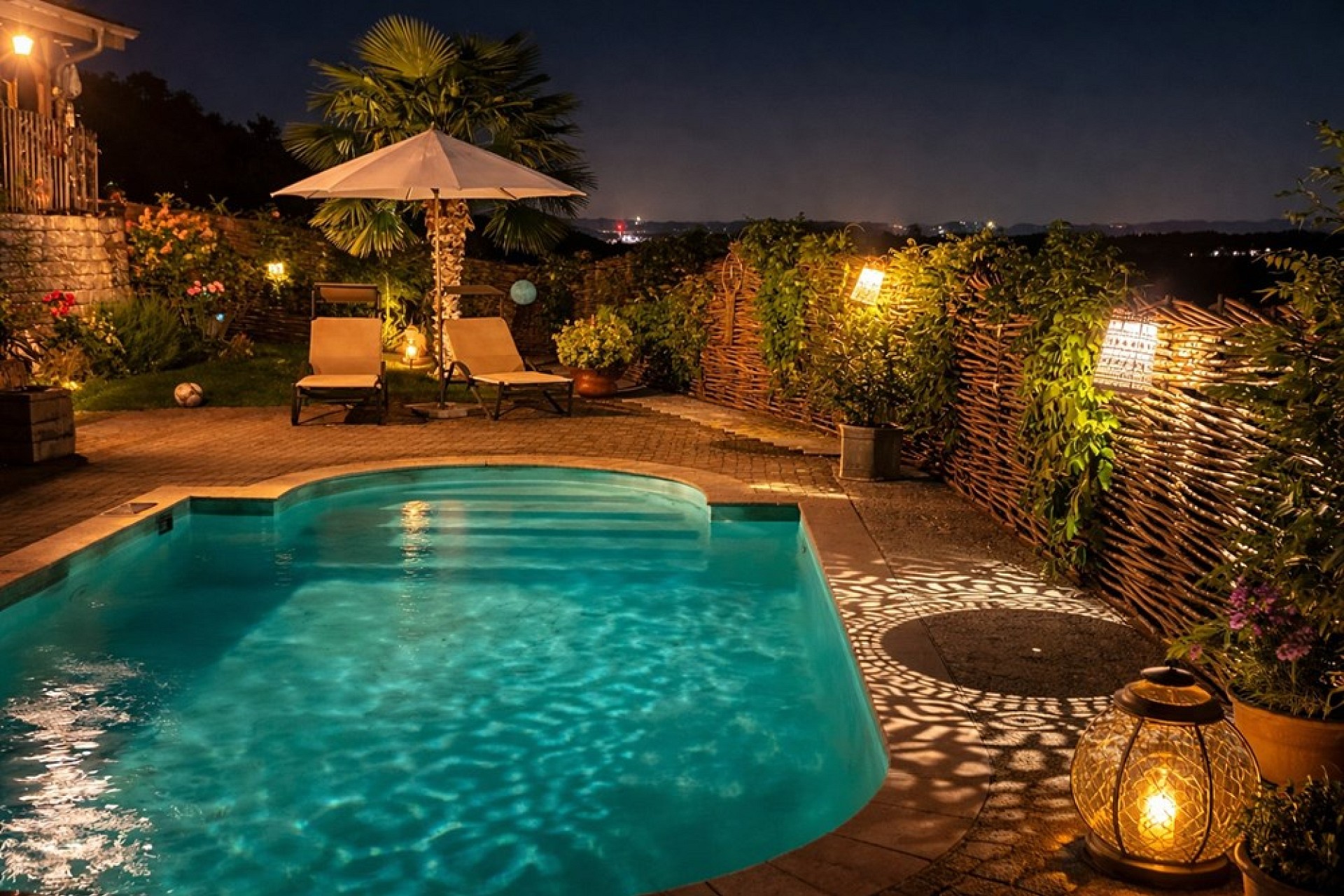 Poolterrasse bei Nacht
