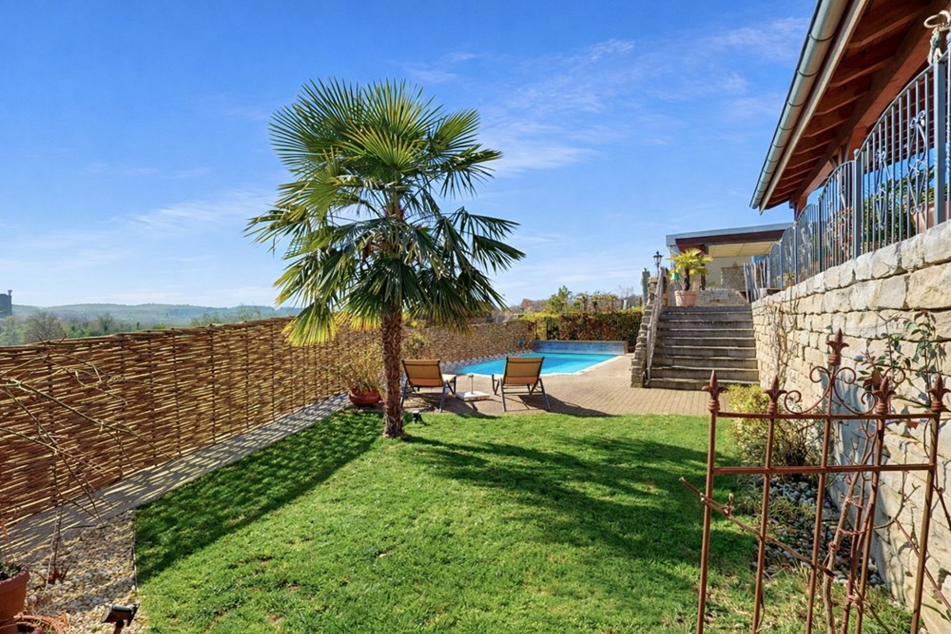 Außenbereich mit Pool und Garten