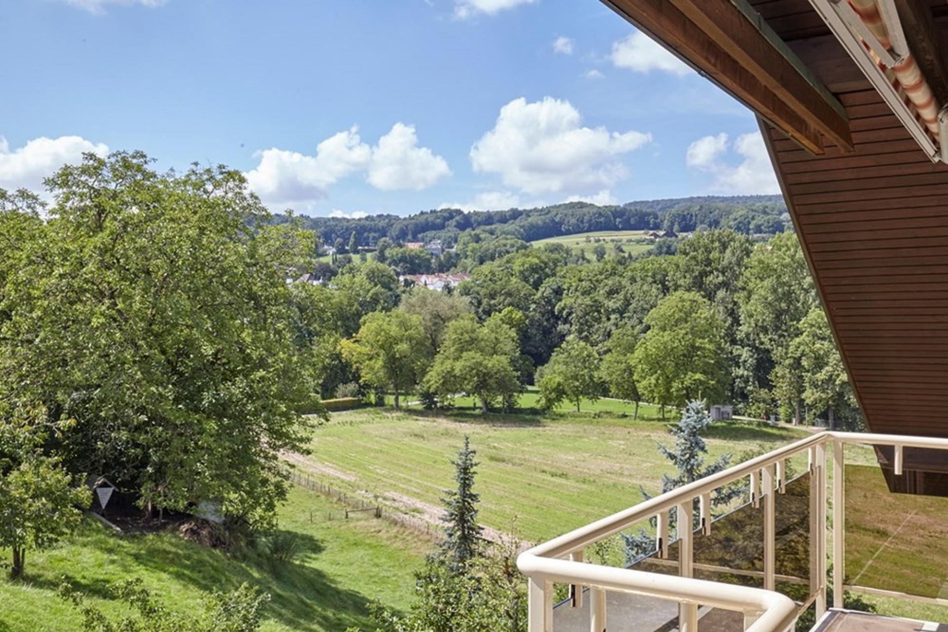 Balkon mit weitem Landschaftsblick