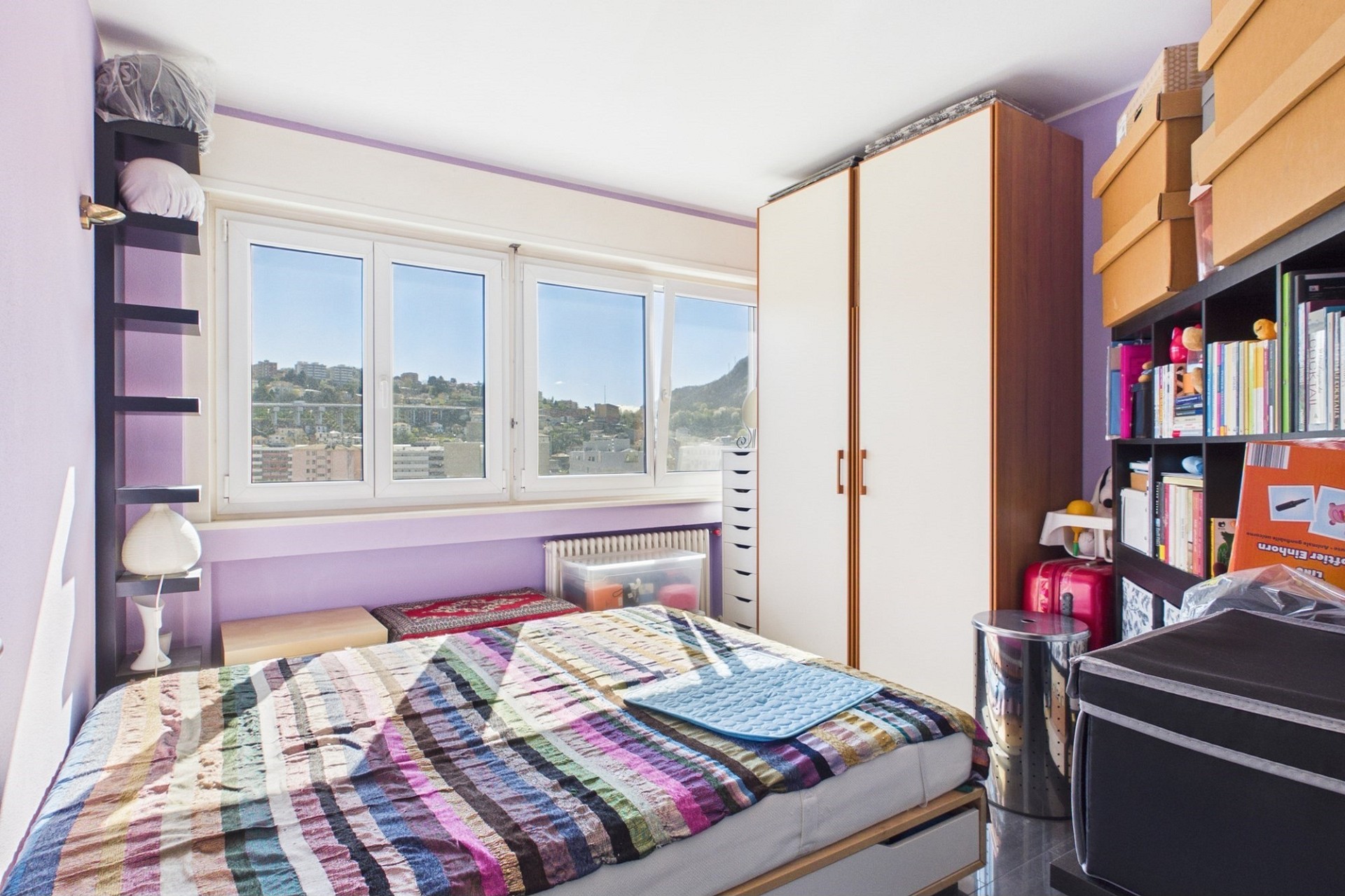 Kleines Schlafzimmer mit Stadtblick