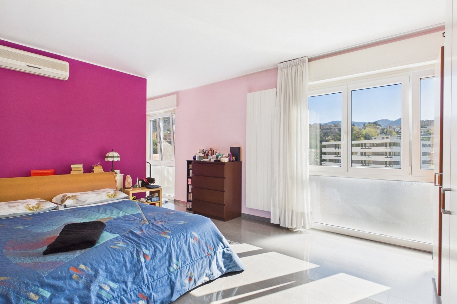 Helles Schlafzimmer mit Balkon- oder Fensterblick