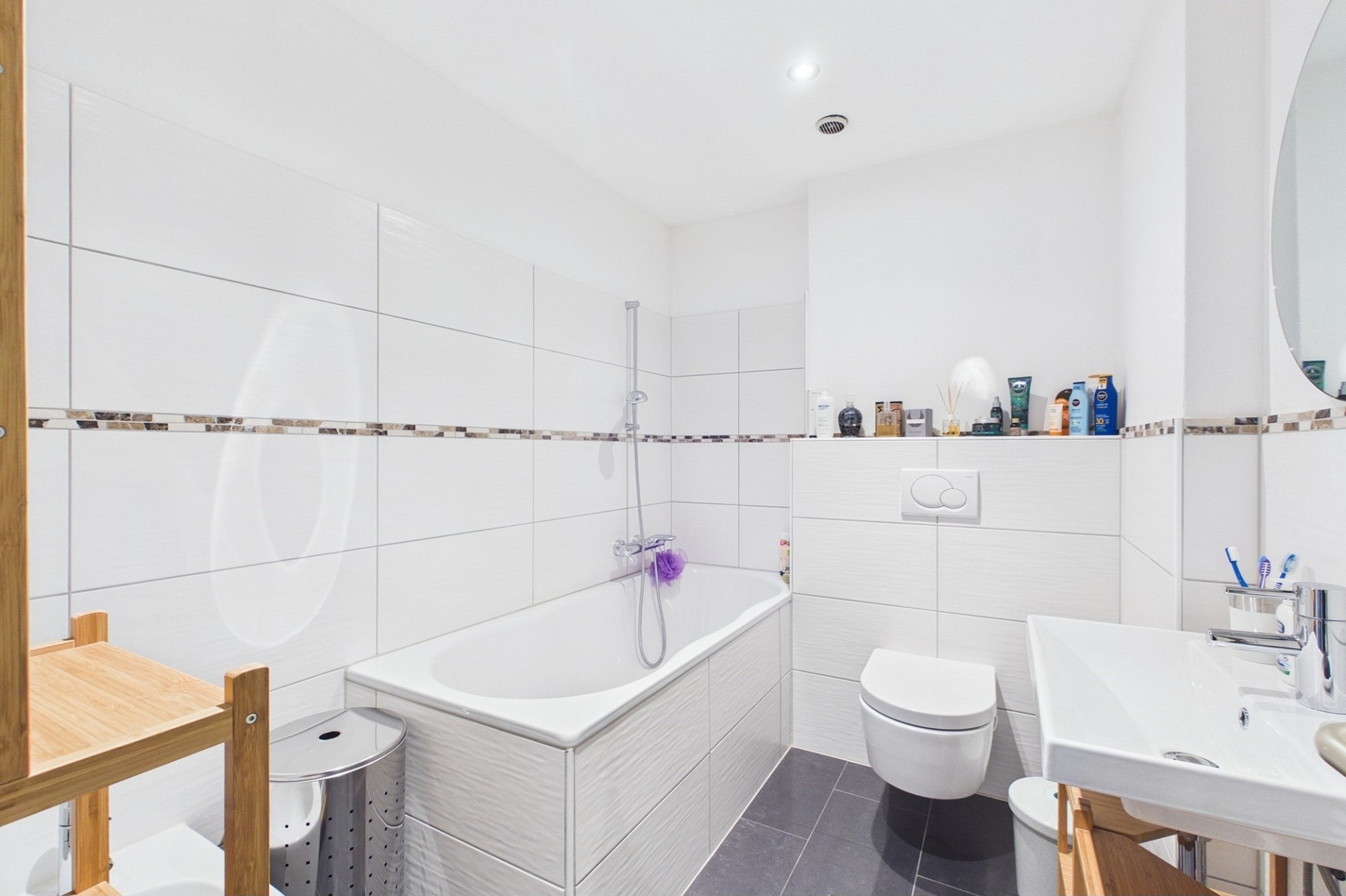Helles modernes Badezimmer mit Badewanne, WC und Waschtisch