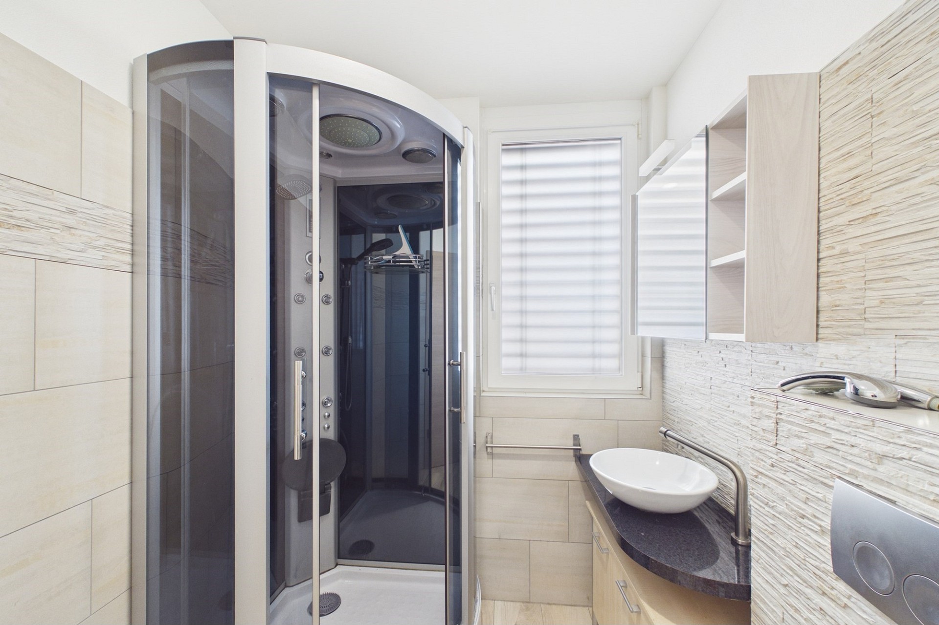 Modernes Badezimmer mit Duschkabine und Waschtisch