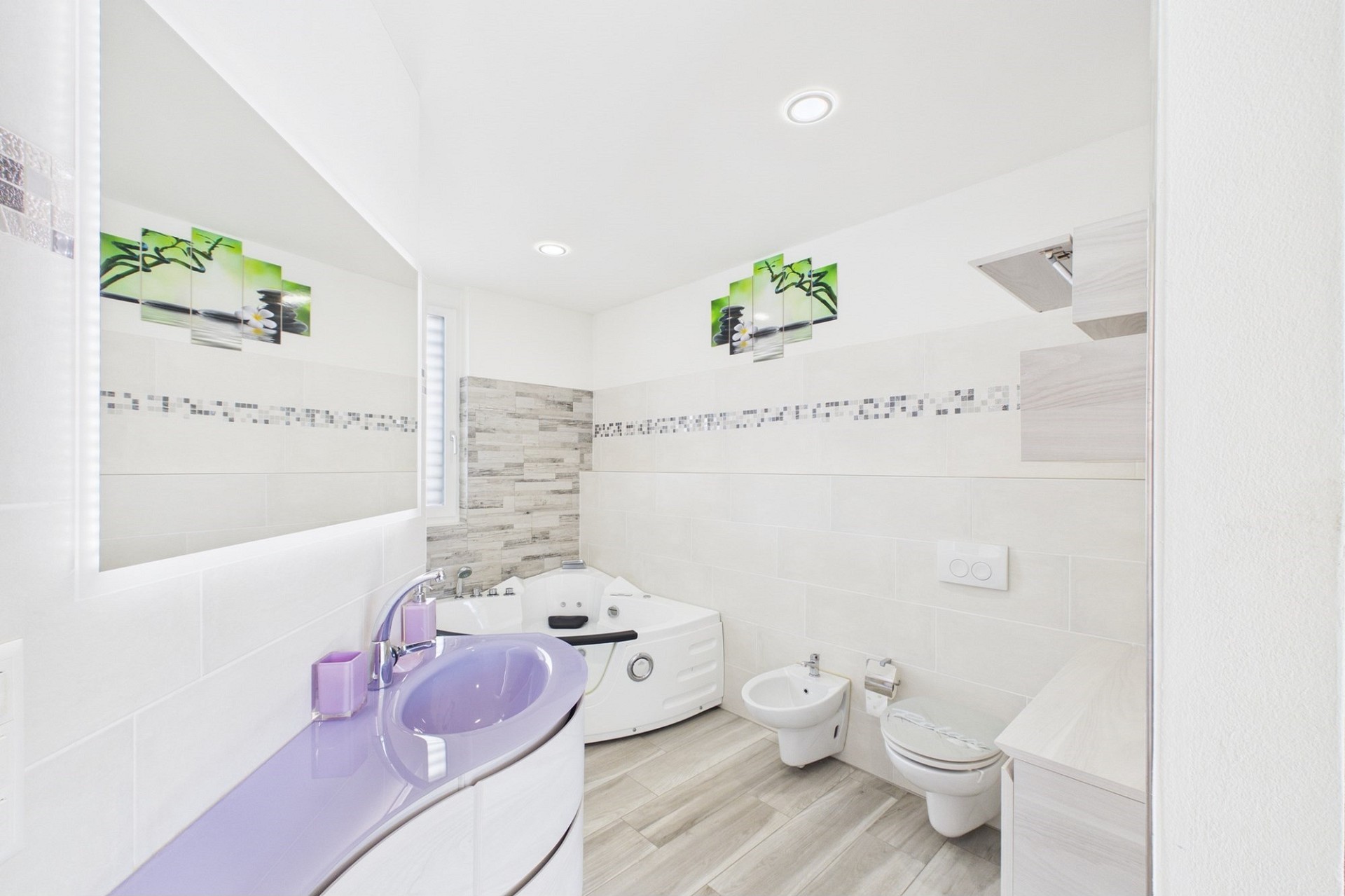 Modernes Badezimmer mit Whirlpool und Wand-WC