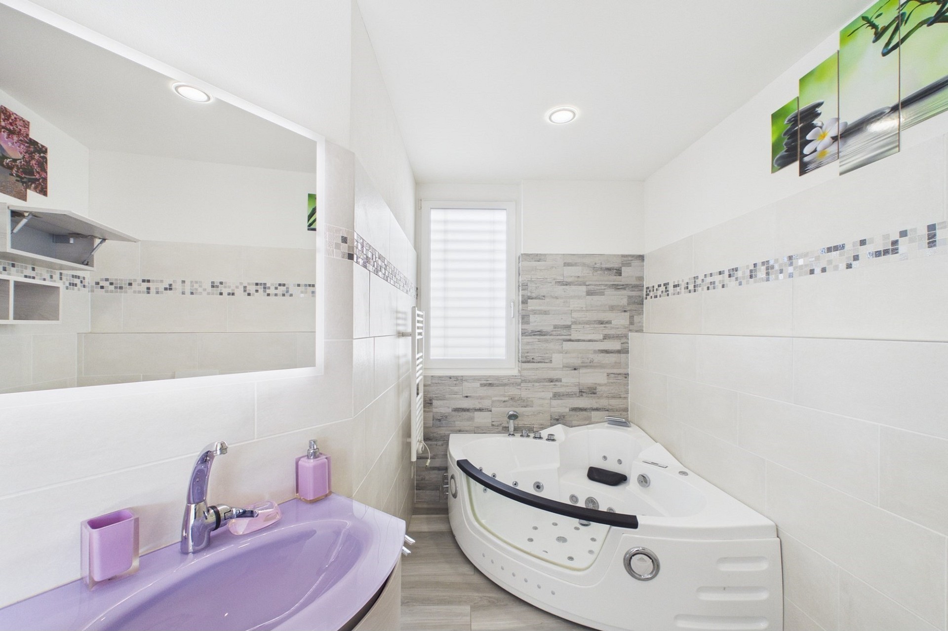 Helles Badezimmer mit Whirlpoolwanne