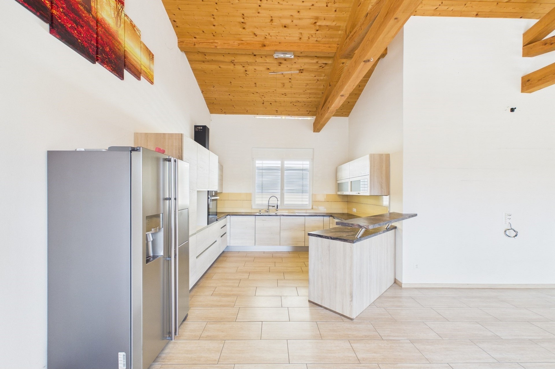 Offene Küche mit Holzdecke